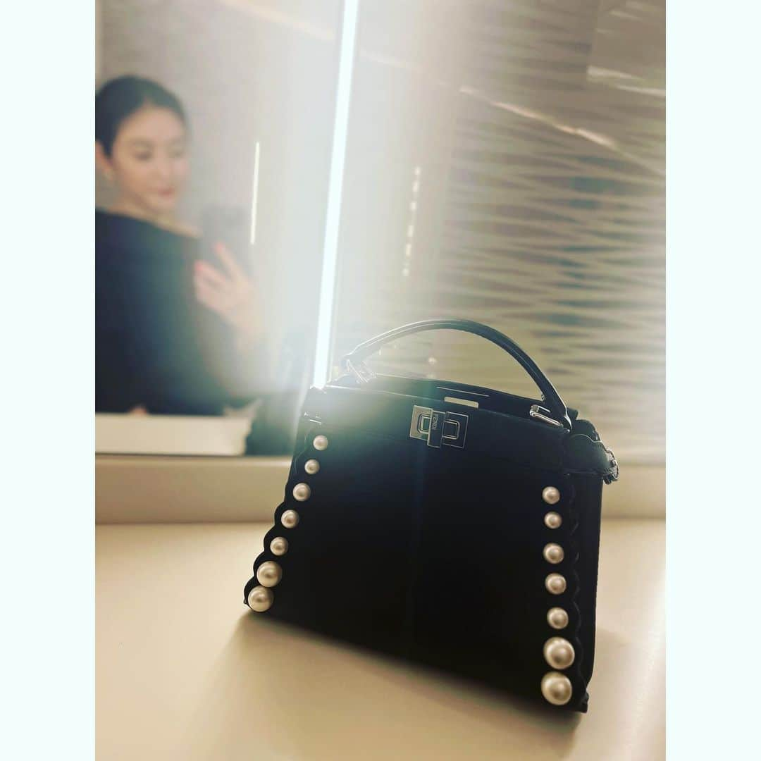 秋本祐希さんのインスタグラム写真 - (秋本祐希Instagram)「PEEKABOO @fendi  数年前 韓国で出会ったこ☺︎ 飽きちゃうかなと悩んだけど  今でも 私のワードローブに鎮座しています。 流行ももちろん気になるし好きだけど 永く愛せるものと自分歴史を刻むのが理想だったりする。 昨日 4月26日は 亡き父のお誕生日 そういう事を 小さな頃からたくさん教えてくれたなぁ と 思い出してました😌 #fendi #peekaboo #大切なこと  そんな1アイテムを落としてしまい かなりへこんでます。 毎シーズン大切にケアしながら愛用して いろんな場所や旅行にも一緒に行って 色遣いが大好きだった @hermes カシシル どこ行ったーーー😭😭😭」4月27日 11時26分 - ayuuki0908