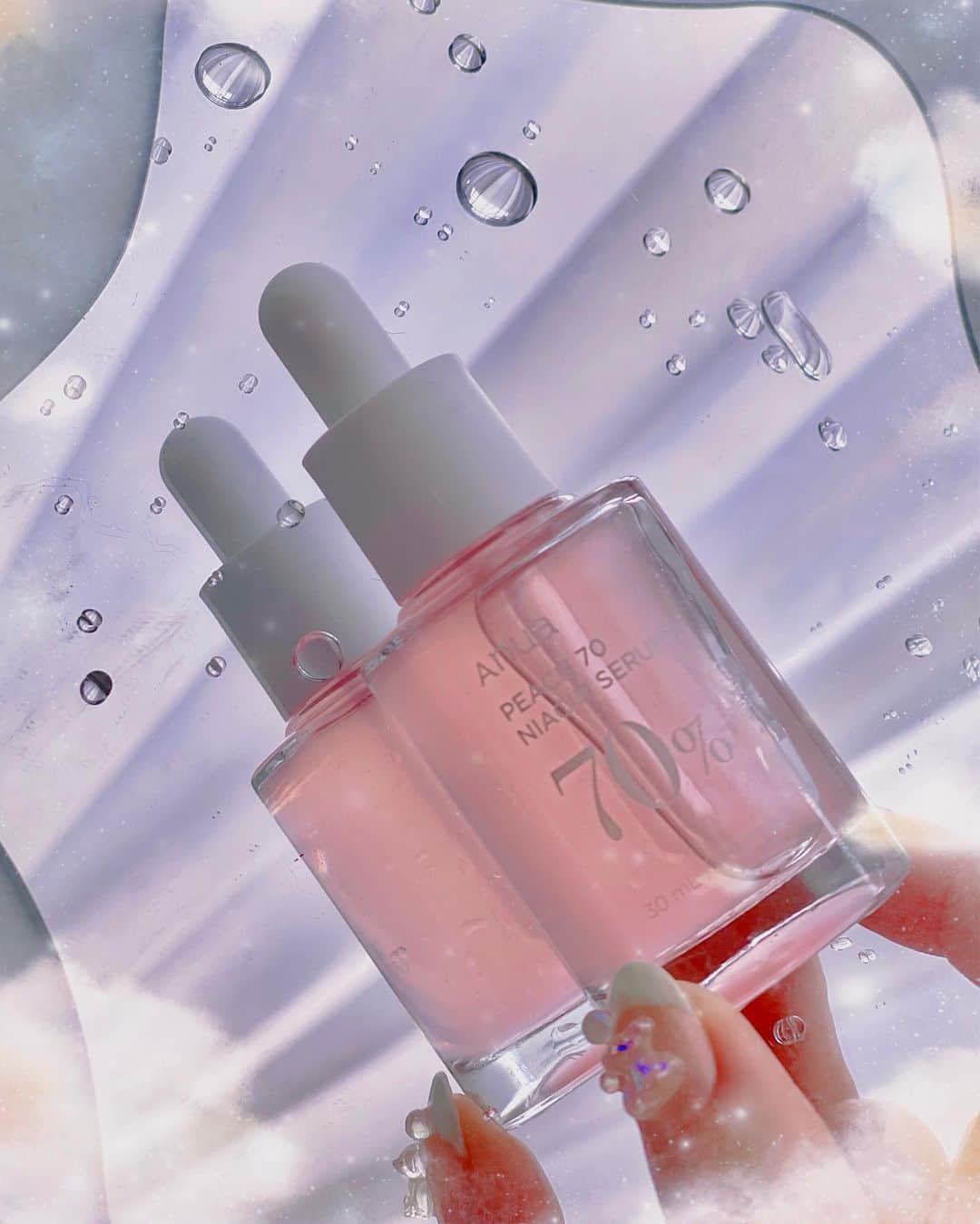 くまくまくまのインスタグラム：「・ 夏に入る前に使い始めたい韓国コスメ「Anua・ナイアシンセラム」♡ @anua.jp @anua_japan_review @anua_japan_bestreview  甘い桃の香り🍑 見た目で乙女心溢れるくらいかわいいピンク💓 (着色料じゃなくて保湿成分ビタミンB12本来の色」  ✴︎桃由来の抽出物を120時間かけて発酵・熟成させた美容成分を70%配合   ✴︎肌の透明感を上げるナイアシンアミド5%  ✴︎ AnuaこだわりのPeach Yogurt Complex成分が古い角質をマイルドに除去するから、 整肌効果が期待できる  サラサラのテクスチャで、べたつかないし、浸透早くて、保湿力高め♪  いつも夜更かしだけど、これを使ったら、肌のくすみ気にならなくなって、肌の透明感UP ⤴︎⤴︎  すっぴんでも、元気に見える😃 リピしたいと思う👌✨  Qoo10 楽天市場、 Amazonで販売中で、5月8日からはオフライン店舗にて順次販売開始するよん〜  夏になる前に一緒に白桃美人目指そう〜😉✨   #アヌア#Anua #PR#つるんと白桃肌 #桃70ナイアシンセラム #韓国コスメ #韓国スキンケア#Qoo10 #韓国美容#韓国コスメレビュー#Qoo10おすすめ#Qoo10購入品#美肌ケア#基礎化粧品#美白ケア#美白美容液#美白効果」