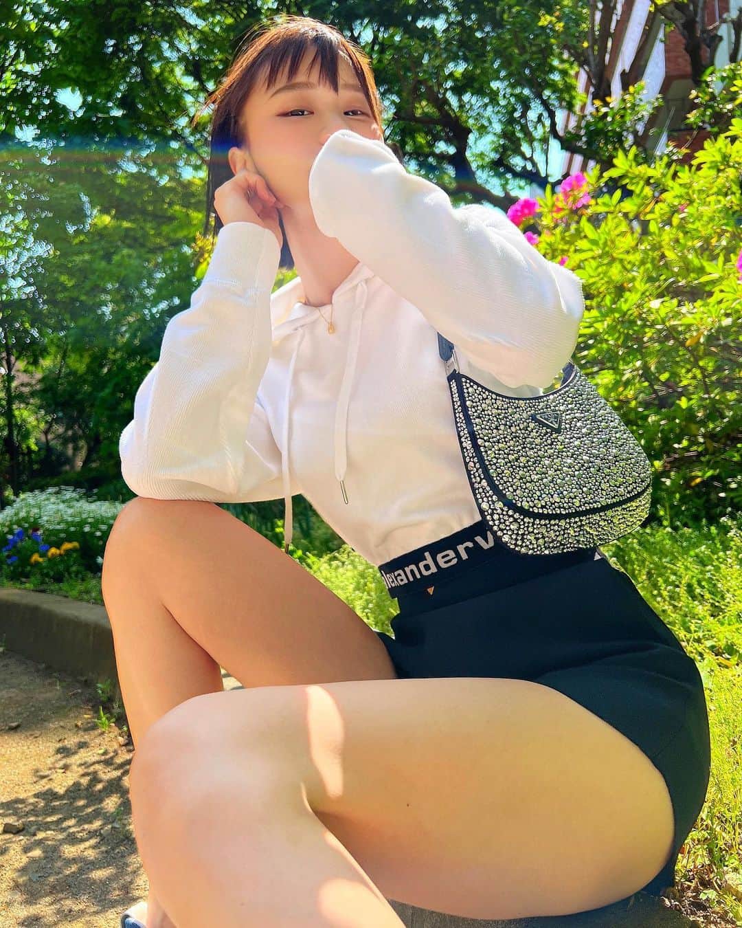 みもれもんのインスタグラム：「It's been getting warmer lately, so I enjoy taking walks🤤💕🍋Do you all walk every day? ? 👀  最近は暖かくなってきたので お散歩が楽しいです🤤💕🍋 みんなは毎日歩いてますかぁぁ〜？？👀  #みもれもん #Mimolemon #mimoremon #japanesegirl #黒髪 #ショートヘア#ボブ #人像攝影 #日本的 #粉我 #日本女孩 #fashion #japan #portrait #alexanderwang」