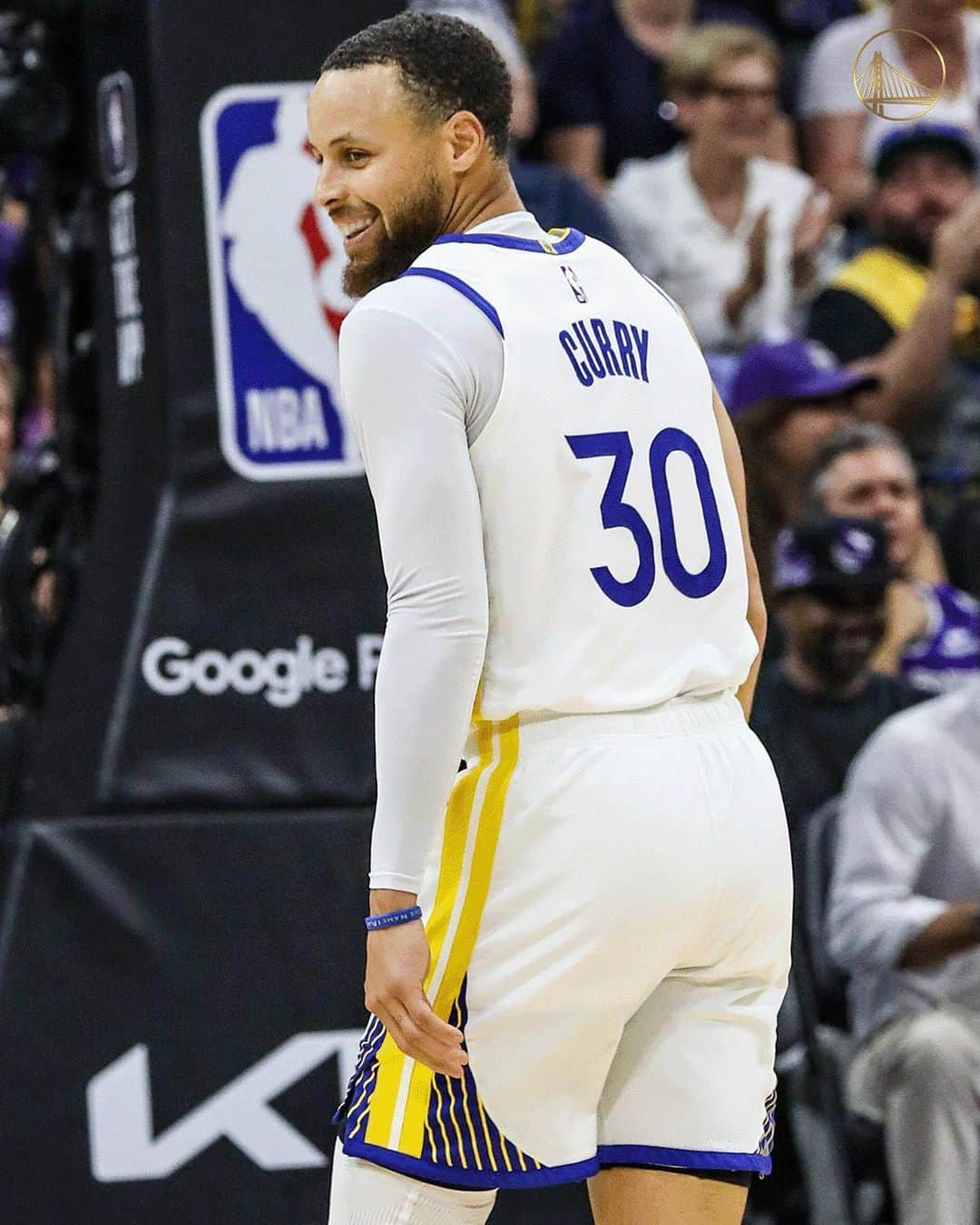 ゴールデンステート・ウォリアーズさんのインスタグラム写真 - (ゴールデンステート・ウォリアーズInstagram)「Stephen Curry has passed Magic Johnson for 15th on the NBA Playoffs' all-time scoring list.  Keep climbing, @stephencurry30 ⚡️」4月27日 11時41分 - warriors