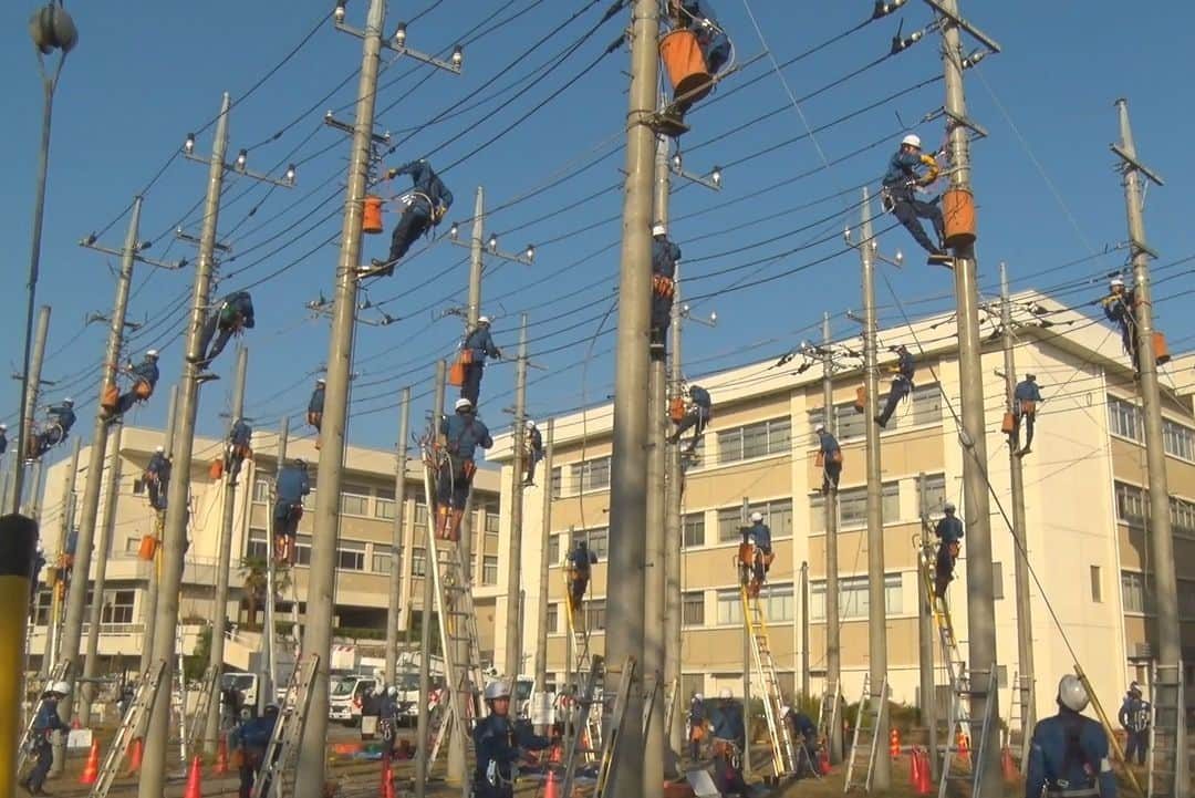 東京電力ホールディングス株式会社さんのインスタグラム写真 - (東京電力ホールディングス株式会社Instagram)「研修施設内の配電設備 Electric power distribution equipment at TEPCO’s training facility  東京都の多摩地域にある東京電力パワーグリッドの総合研修センターでは、今年も新入社員の研修が始まりました。 配電設備の建設・運用・保守を担う「配電部門」に配属された新入社員は、市街地を再現した訓練用設備を使って技術・技能の基礎を学び、一人前の配電技術者を目指します。  #東京電力 #tepco #東京都 #電柱 #電柱風景 #電柱のある風景 #utilitypole #electricpole #wwwdc #研修 #新入社員研修」4月27日 11時40分 - tepco.official