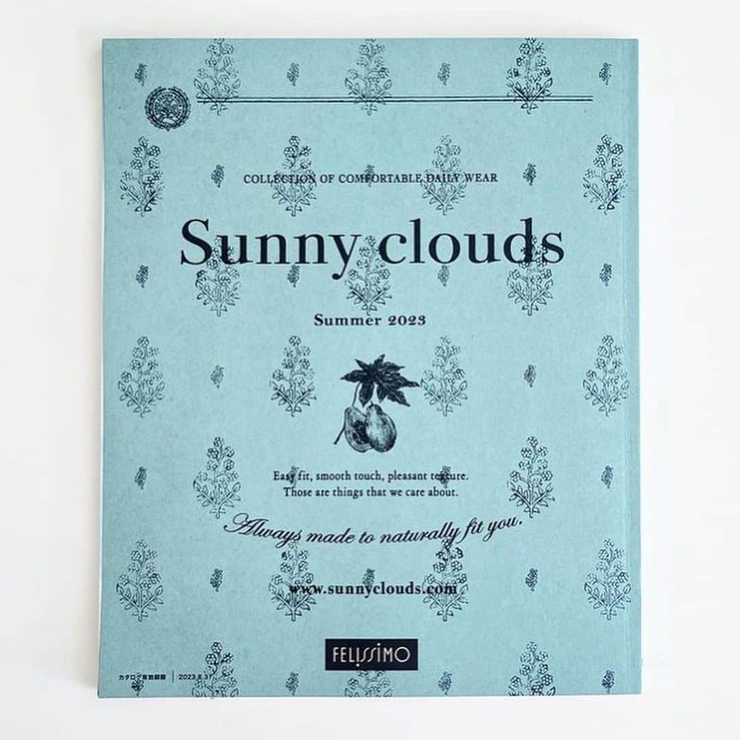 bon ponさんのインスタグラム写真 - (bon ponInstagram)「フェリシモの「Sunny Clouds」(サニークラウズ )さんとのコラボ、2023 Summerのお洋服が販売開始となりました❣️ @sunnyclouds.official 今回は夏らしいマドラスチェックのシャツとワンピースを作りました。 IVY世代の私たちには懐かしいマドラスチェック。年齢を問わずどなたにも似合う柄とデザインです。 夫婦やカップルでリンクコーデを楽しんでいただけたら嬉しいです😍😍 ＊ 「素敵なマドラス、できました。」 マドラスチェックのシャツとワンピースを作るにあたって、私たちのリクエストは『ハマカラー』。ハマカラーとは下衿に第一ボタンを留めるループが付いているオープンカラーデザインのひとつ。開襟としても上まで閉めても着ることができます。1970年代に流行った横浜のハマトラファッションがルーツなので、私たちにとっては懐かしさもあるデザインです。 そんなハマカラーには、マドラスチェックが似合うのでは？とオリジナルのマドラス柄を作りました。派手な印象のマドラスですが、落ち着いた色組みにすることでオトナな雰囲気に仕上げています。全体的には抑えめのトーンですが、ターコイズのラインが夏らしいさわやかな雰囲気に。胸もとには2人のトレードマークであるメガネの刺しゅうをあしらいました👓 ＊ ＊ ● ponさんのマドラスチェックワンピース〈レディース〉 MP.M.L.LL.3L.MT.LT ¥7,900(税込¥8,690) ● bonさんのマドラスチェックシャツ〈メンズ〉 S.M.L.LB.TY ¥6,900(税込¥7,590) ＊ ＊ コラボのお洋服は『Sunny Clouds Summer 2023』のカタログから注文できます。 「Sunny Clouds」のWEBサイトからも購入できます。 www.sunnyclouds.com ・ ・ #サニークラウズ #サニクラ #sunnyclouds #フェリシモ #夫婦 #60代 #ファッション #コーディネート #リンクコーデ #夫婦コーデ #グレイヘア #白髪 #共白髪 #couple #over60 #fashion #coordinate #instagramjapan #greyhair #grayhair #bonpon #bonpon511」4月27日 11時32分 - bonpon511