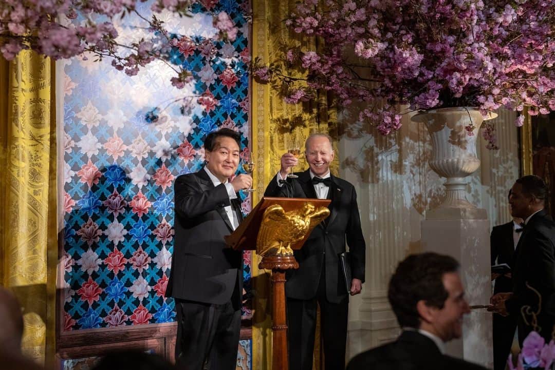 The White Houseのインスタグラム：「Tonight, President Biden and the First Lady hosted President Yoon and Mrs. Kim of the Republic of Korea for a State Dinner at the White House.  The 70-year alliance between our nations will remain a force for peace and stability for decades to come.」