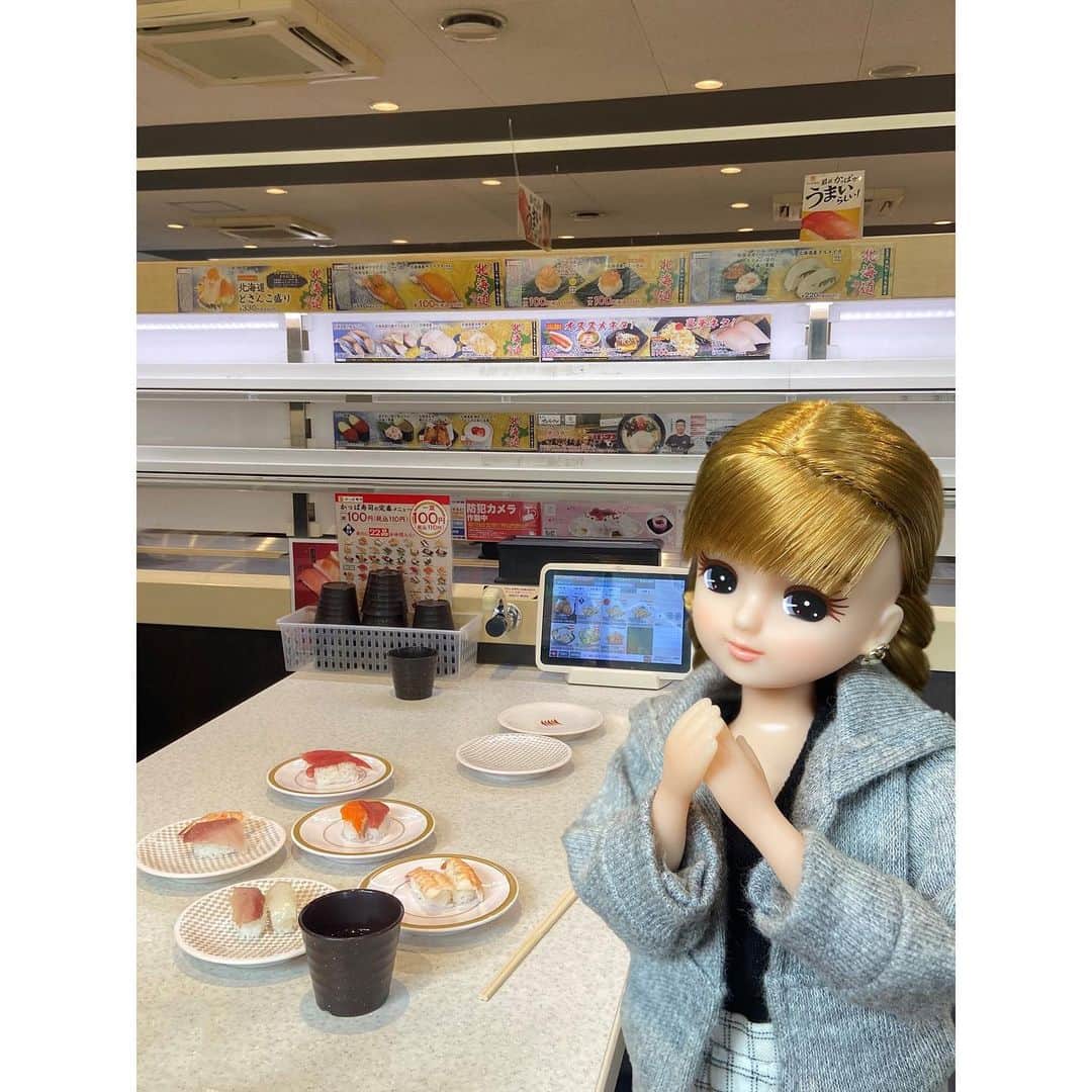 リカちゃんさんのインスタグラム写真 - (リカちゃんInstagram)「今日からかっぱ寿司全店で、リカがデザインされた缶ミラーがもらえるキャンペーンが始まったよ♪  さっそくファミーユと来てみました～♡ どれがもらえるかな♪ でもその前に・・・大好きなお寿司が食べられるのがとっても楽しみなの、 うふふ♡   #PR #かっぱ寿司  https://www.kappasushi.jp/cp/2023/licca  #リカちゃん #fashion #ootd #hairstyle #licca #liccadoll #japanesedoll #japan #girl #instadaily #instagood #instagramjapan #instagram」4月27日 11時57分 - bonjour_licca