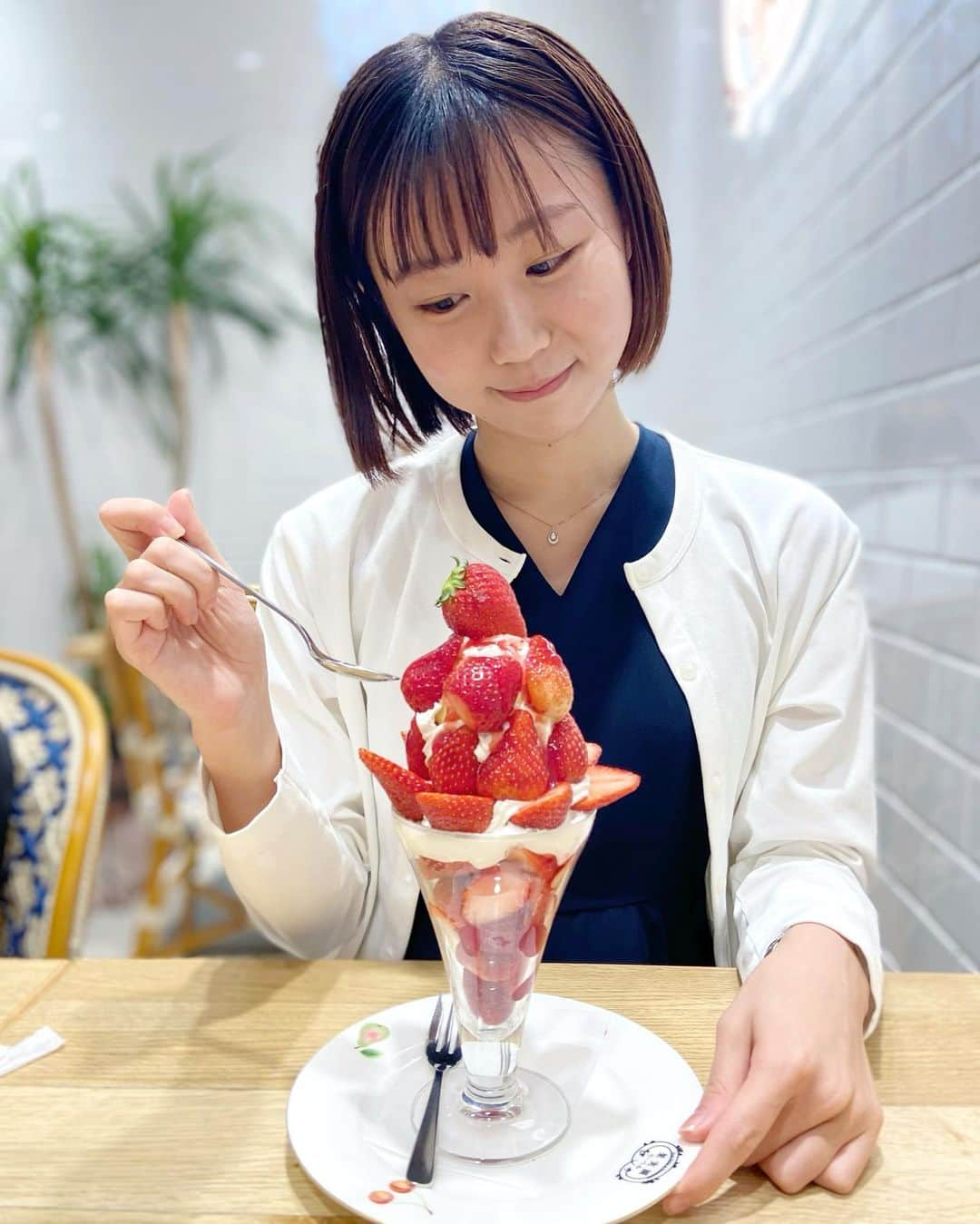 南琴里のインスタグラム：「いちごパフェ🍓幸せな気持ち。。。 . 毎日たくさんのフルーツ食べたいな♪ フルーツ屋さんのパフェは爽やかで美味しい💭 . . . 果実園リーベル　日比谷シャンテ店 . . #果実園リーベル #果実園リーベル日比谷シャンテ店 #リーベル #フルーツパーラー #いちごパフェ #日比谷パフェ #有楽町パフェ」