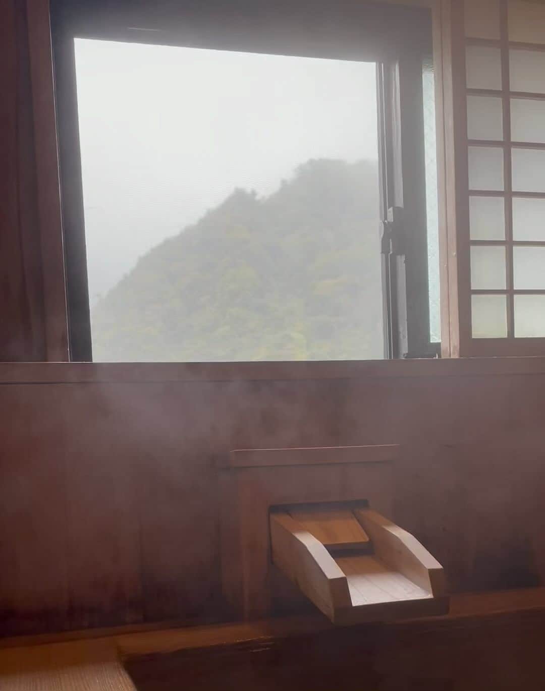 のインスタグラム：「雨上がり、冷た〜い風と遠くから鳥の声🕊 時がゆっくりです 🤍」