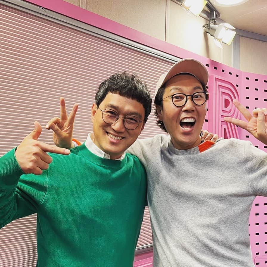 キム・ヨンチョルのインスタグラム：「독서왕 낚시왕 장사왕 #고명환 이 출현했다!!!! #월든 #스토너 #너무시끄러운고독 을 읽었던 형. 우린 노래 나가는 동안… 책 얘기하느라 바빴다. 형 독서양과 싶이 수준에 놀랐거 존경을 넘어 공경에.. 어른 ㅎㅎㅎㅎㅎㅎ 명환형❤️   형 조만간 둘 책 얘기하면서 🍾🥂 마시면서 안주는 잡채.. 내가 잡채 맛있게하는데서 사갈테니… 책 얘기링 장사 얘기 좀 하자!! 난 낚시는 떠들지? 못하게 해서 별로 안 좋아해 ㅋㅋㅋㅋㅋㅋㅋㅋ  #행복그잡채 코너 하자 우리!!👍」