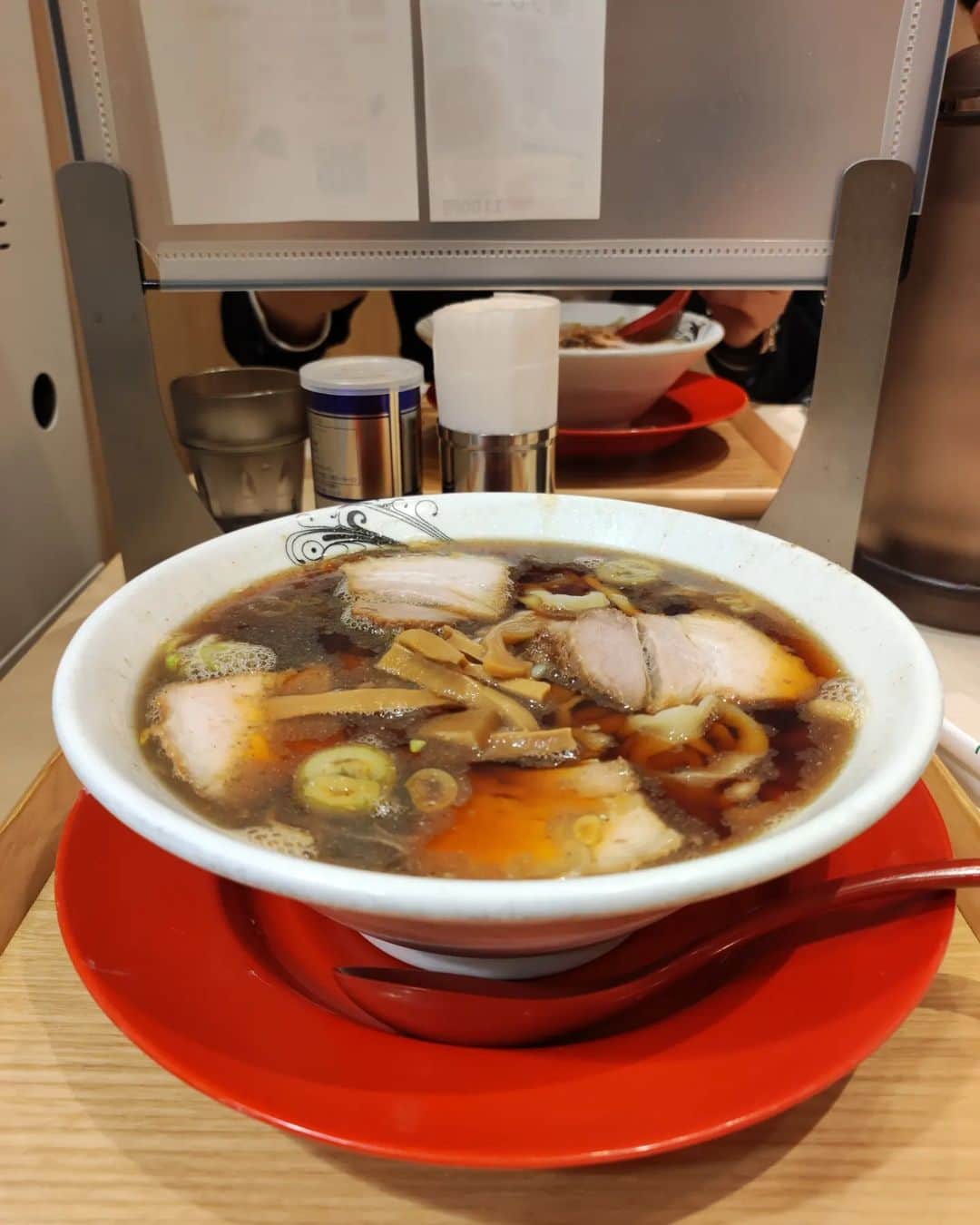 つけMen野郎のインスタグラム：「煮干し醤油らーめん らーめん七彩飯店 昼に東京駅居たもんだからヤエチカ七彩飯店へ。二度目ましてなので煮干し。久しぶりにスープ表面が銀に輝くやつをいただく。煮干しがしっかりと効いて、タレもグッと迫る強さがあってうまいなぁ。めちゃ飲んでしまう好きなやつ。この太麺も良き茹で加減でおいしかった。」