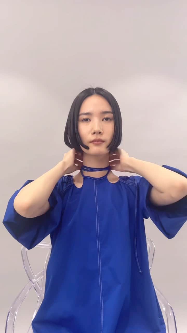 M U R R A Lのインスタグラム：「【How to wear】 ◻︎Ivy float dress  ホルターネックデザインが特徴的なMURRAL定番のIvyシリーズ。 首元のバインダーは後ろで結んだりチョーカーのように巻き付けたり様々なアレンジが可能。 今シーズンはさらに肩にも垂れる紐をプラス。 固結びやリボン結びなどシーンに合わせてアレンジを。  手洗い可能でデイリーシーンにも最適な1枚。 日常に少々のドラマチックを🌿  #MURRAL #23SS #NUDE #howtowear」