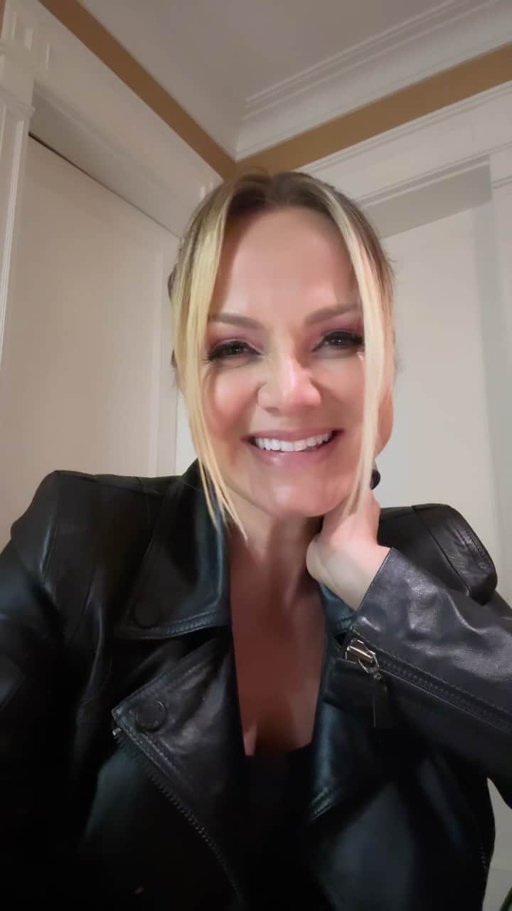 Eliana Michaelichin Bezerraのインスタグラム：「Recebam meu abraço afetuoso 🤍   www.cvv.org.br ou ligue 188」