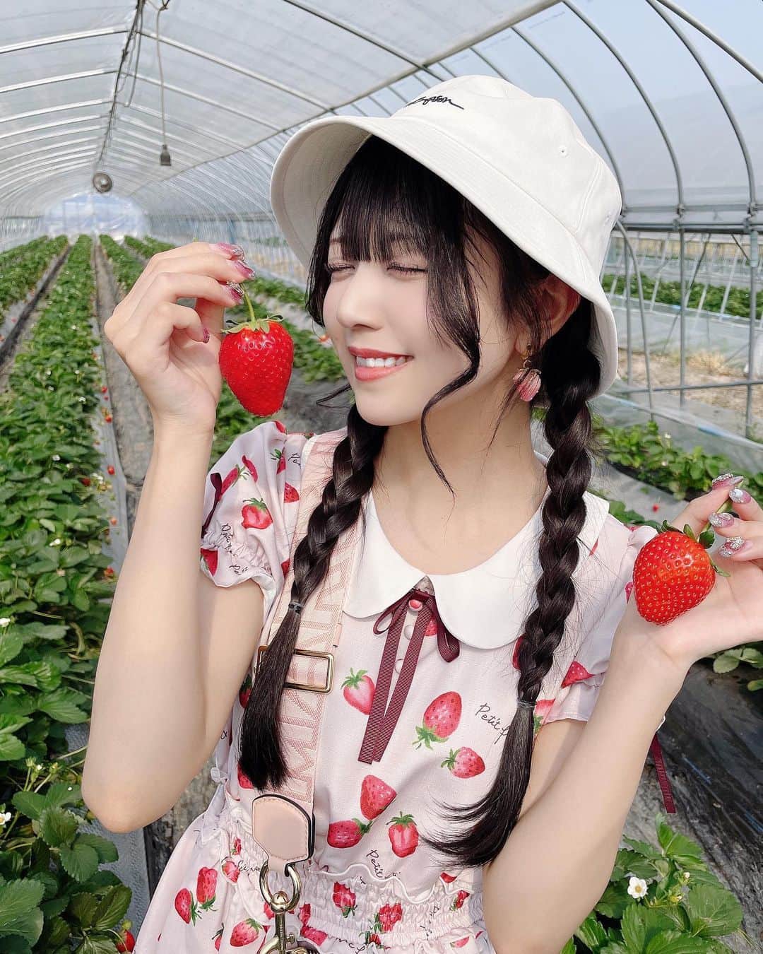 椎名音心のインスタグラム：「・ いちご狩り♡ 苺のワンピースに苺のイヤリング付けて苺狩りガチ勢感だしたけど5個食べてリタイアした笑 この日気温27度で、ビニールハウスの中は更に暑くてネェコには厳しかった🐱  食べた品種はスカイベリーだよ🍓 甘くて美味しかった🥺✨  ワンピースはankrougeさんのです♡ ・ ・ ・ #いちご狩り #いちご #苺 #苺狩り #strawberry #三つ編み #みつあみ #三つ編みアレンジ #アイドル #地下アイドル #モデル #自撮り #自撮り界隈 #自撮り女子 #地雷系女子 #地雷女 #地雷コーデ #ankrouge #kawaii #kawaiifashion #pink #インスタ映え #インスタ映えスポット #レジャー #栃木 #栃木観光 #バケハ #バケハ女子 #バケハコーデ #お仕事依頼受付中」