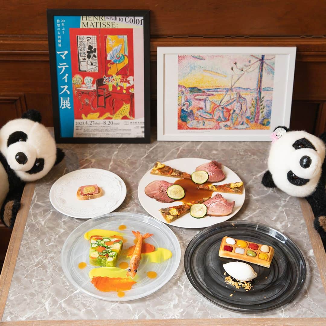アトレ上野（atre ueno）さんのインスタグラム写真 - (アトレ上野（atre ueno）Instagram)「"今日はブラッスリーレカンにきたよ🍴🐾  東京都美術館で今日から開催されるマティス展とコラボしたコースメニュー🎨✨  マティスの作品“読書する女性”から構想を得たアミューズ。油絵をイメージしたテリーヌの前菜。マティスが生活の拠点にしたニース(南仏)をイメージしたメインの仔羊もも肉のロースト。そしてマティスが使用していたパレットをイメージしたデザート✨  見た目もアートのように美しい、本格的なフレンチで大満足だったよ🐼✨ ランチやディナーにぜひ訪れてみては？  ブラッスリー・レカン (EAST1F 11:00～22:30) マティスの軌跡とフランス料理の饗宴 Menu  H．MATISSE・・・3,900円(税込)"  "We're at Brasserie L'ecrin today 🍴🐾.  Here is the course menu which is collaborated with the Matisse exhibition opening today at the Tokyo Metropolitan Art Museum 🎨✨.  The amuse is inspired by Matisse's work ""Reading Woman"". A terrine appetizer is inspired by an oil painting. The main course, roast lamb thigh, is inspired by Nice (Southern France), where Matisse lived. The dessert is inspired by Matisse's palette.  Everythings a beautiful and artful looking authentic French dish that was very satisfying 🐼✨. Why not visit for lunch or dinner?  Brasserie L'ecrin (EAST1F 11:00-22:30) A feast of French cuisine in the footsteps of Matisse Menu H.MATISSE - 3,900 yen (tax included)"  "今天來到了Brasserie Lecrin🍴🐾  今天開始在東京都美術館舉辦的馬蒂斯展聯名菜單🎨✨  餐前小點Amuse的靈感來自於馬蒂斯的作品《讀書的女人》、象徵油繪的前菜法式凍派、 以馬蒂斯的生活據點尼斯（南法）為靈感的主菜烤羊腿肉,再來就是以馬蒂斯用過的調色盤為靈感的甜點✨  美到像藝術品,能夠吃到道地的法國料理太滿足了🐼✨ 大家也來這享受午餐或晚餐時光吧!  Brasserie Lecrin (EAST1F 11:00～22:30) 馬蒂斯的軌跡與法國料理饗宴 Menu  H．MATISSE・・・3,900日圓(含稅)"   #上野 #アトレ上野 #アトレ #atre #atreueno #パンダ #上野パンダ #上野散策 #熊猫 #東京観光 #PANDA #🐼 #ueno #tokyotour #ぬい撮り#ブラッスリーレカン#BrasserieLecrin#上野ランチ#上野ディナー#東京ランチ#東京ディナー#ディナーデート#上野デート#フレンチレストラン#東京都美術館#マティアス展#uenolunch#tokyometropolitanmuseum#tokyorestaurant#tokyofrench」4月27日 12時00分 - atre.ueno