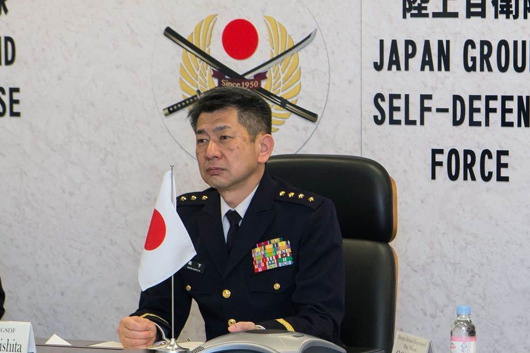 のインスタグラム：「４月２５日（火）、森下陸上幕僚長は、ギアラン比海兵隊司令官とハイレベル懇談（ＶＴＣ）を行いました。地域の平和と安定のため、日比連携の重要性と連携について意見交換し、法の支配に基づく国際秩序維持に向け、防衛協力を強化していくことで一致しました。🇵🇭🇯🇵 #陸上自衛隊 #JGSDF #FOIP  On April 25, 2023, GEN Morishita, COS of JGSDF hold the VTC meeting with LTGEN Gaerlan, Commandant of the Philippine Marnie Corps.  Both leaders reassured the significance of JPN-PHL partnership for the peace and stability in the region and also agreed to refine two nations’ defense cooperation for the stable international order based on the rule of law.🇵🇭🇯🇵  #JGSDF #FOIP」