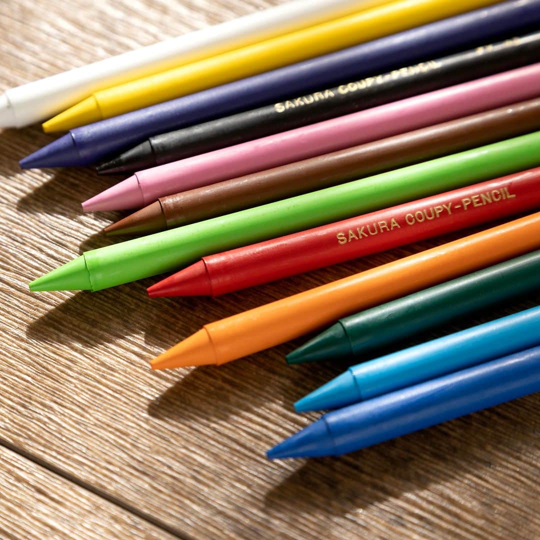 サクラクレパス公式さんのインスタグラム写真 - (サクラクレパス公式Instagram)「. 色鉛筆の”描きやすさ”と、クレヨンの持つ”発色の美しさ”を生かした 全部が芯の色鉛筆「クーピーペンシル」。  その名前の由来、みなさんご存知ですか？  「この商品で色鉛筆市場に一撃を加えるぞ！」との意気込みから 「一撃」「打つ」という意味のフランス語「COUP(クー)」に「Y」をつけた造語 「COUPY(クーピー)」という商品名となりました♪  そんなクーピーペンシルは1973年に発売され 2023年3月に発売50周年を迎えました✧˖°  クーピーペンシル50周年記念サイトもありますので ぜひチェックしてみてくださいね♡  ▼記念サイトはコチラ https://www.craypas.co.jp/pr/coupy50th/  #サクラクレパス #sakuracraypas #クーピー #クーピーペンシル #勉強 #文房具好きな人と繋がりたい #手書きイラスト #illust #illustration #illustrator #デザイン #筆記具 #文房具 #文具 #文具女子 #文房具好きな人と繋がりたい #文具女子 #stationery #クーピーペンシル50周年 #クーピー50周年 #50周年 #50周年記念」4月27日 12時00分 - sakura_craypas