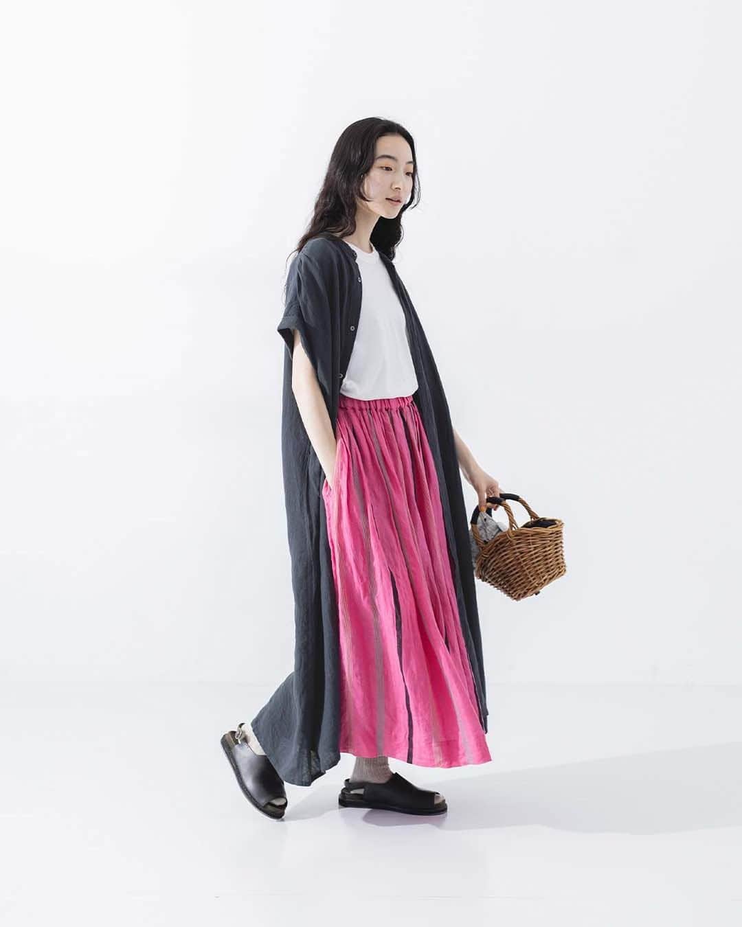 ナチュランさんのインスタグラム写真 - (ナチュランInstagram)「【 ICHI Antiquités 】初夏の装いを彩る、こだわり素材のリネンスカート  ・  素材の特徴を活かしたものづくりを続けている「 ICHI Antiquités 」より、 さらりとした触り心地と豊かな表情を持つ、2つのリネンスカートが届きました。 ラインごとに織りを変えた色鮮やかなドビーストライプ生地や、 職人の手で丁寧に染め上げた東炊きのグレンチェック生地など、 デザインだけでなく素材にもこだわった逸品をぜひご覧ください。  モデル身長：164cm  ----------------------------- 　ICHI Antiquites -----------------------------  ■グレンチェック東炊きスカート ¥19,800 [ 注文番号：ICH-3A78-3605-A ]  ■リネンドビーストライプスカート ¥19,800 [ 注文番号：ICH-3A78-3607-A ]  -----------------------------  ▶️商品詳細やお買い物は写真のタグをタップ またはプロフィール（@natulan_official）から 「ナチュラン」のサイトにアクセスして 注文番号や商品名を検索してみてくださいね。  #lifewear #fashion #natulan #今日のコーデ #コーディネート #ファッション #ナチュラル #ナチュラン #日々の暮らし #暮らしを楽しむ #シンプルライフ #シンプルコーデ #大人女子 #大人カジュアルコーデ #大人服 #リネン #リネンコーデ #スカート #天然素材の服 #イチアンティークス #ICHIAntiquites #natulan_official.」4月27日 12時03分 - natulan_official
