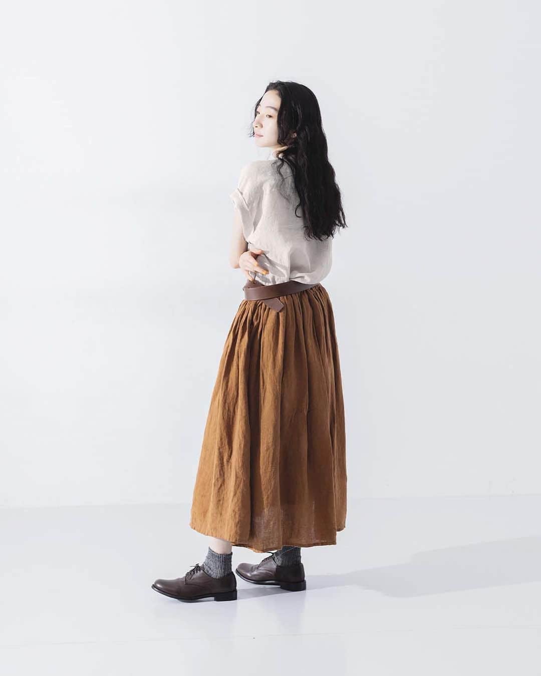 ナチュランさんのインスタグラム写真 - (ナチュランInstagram)「【 ICHI Antiquités 】初夏の装いを彩る、こだわり素材のリネンスカート  ・  素材の特徴を活かしたものづくりを続けている「 ICHI Antiquités 」より、 さらりとした触り心地と豊かな表情を持つ、2つのリネンスカートが届きました。 ラインごとに織りを変えた色鮮やかなドビーストライプ生地や、 職人の手で丁寧に染め上げた東炊きのグレンチェック生地など、 デザインだけでなく素材にもこだわった逸品をぜひご覧ください。  モデル身長：164cm  ----------------------------- 　ICHI Antiquites -----------------------------  ■グレンチェック東炊きスカート ¥19,800 [ 注文番号：ICH-3A78-3605-A ]  ■リネンドビーストライプスカート ¥19,800 [ 注文番号：ICH-3A78-3607-A ]  -----------------------------  ▶️商品詳細やお買い物は写真のタグをタップ またはプロフィール（@natulan_official）から 「ナチュラン」のサイトにアクセスして 注文番号や商品名を検索してみてくださいね。  #lifewear #fashion #natulan #今日のコーデ #コーディネート #ファッション #ナチュラル #ナチュラン #日々の暮らし #暮らしを楽しむ #シンプルライフ #シンプルコーデ #大人女子 #大人カジュアルコーデ #大人服 #リネン #リネンコーデ #スカート #天然素材の服 #イチアンティークス #ICHIAntiquites #natulan_official.」4月27日 12時03分 - natulan_official