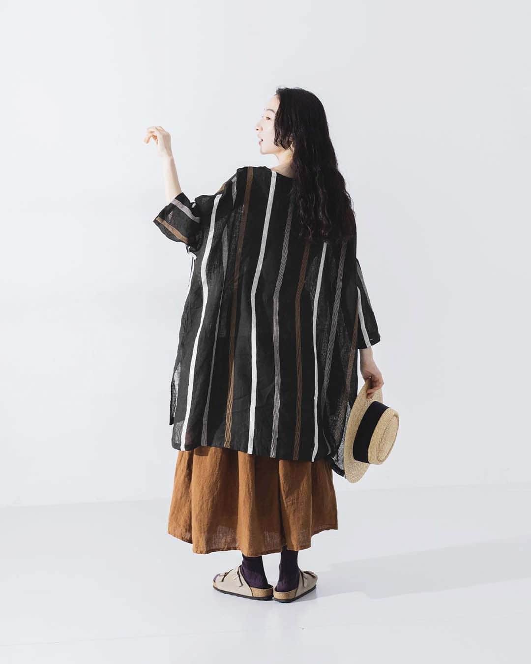 ナチュランさんのインスタグラム写真 - (ナチュランInstagram)「【 ICHI Antiquités 】初夏の装いを彩る、こだわり素材のリネンスカート  ・  素材の特徴を活かしたものづくりを続けている「 ICHI Antiquités 」より、 さらりとした触り心地と豊かな表情を持つ、2つのリネンスカートが届きました。 ラインごとに織りを変えた色鮮やかなドビーストライプ生地や、 職人の手で丁寧に染め上げた東炊きのグレンチェック生地など、 デザインだけでなく素材にもこだわった逸品をぜひご覧ください。  モデル身長：164cm  ----------------------------- 　ICHI Antiquites -----------------------------  ■グレンチェック東炊きスカート ¥19,800 [ 注文番号：ICH-3A78-3605-A ]  ■リネンドビーストライプスカート ¥19,800 [ 注文番号：ICH-3A78-3607-A ]  -----------------------------  ▶️商品詳細やお買い物は写真のタグをタップ またはプロフィール（@natulan_official）から 「ナチュラン」のサイトにアクセスして 注文番号や商品名を検索してみてくださいね。  #lifewear #fashion #natulan #今日のコーデ #コーディネート #ファッション #ナチュラル #ナチュラン #日々の暮らし #暮らしを楽しむ #シンプルライフ #シンプルコーデ #大人女子 #大人カジュアルコーデ #大人服 #リネン #リネンコーデ #スカート #天然素材の服 #イチアンティークス #ICHIAntiquites #natulan_official.」4月27日 12時03分 - natulan_official