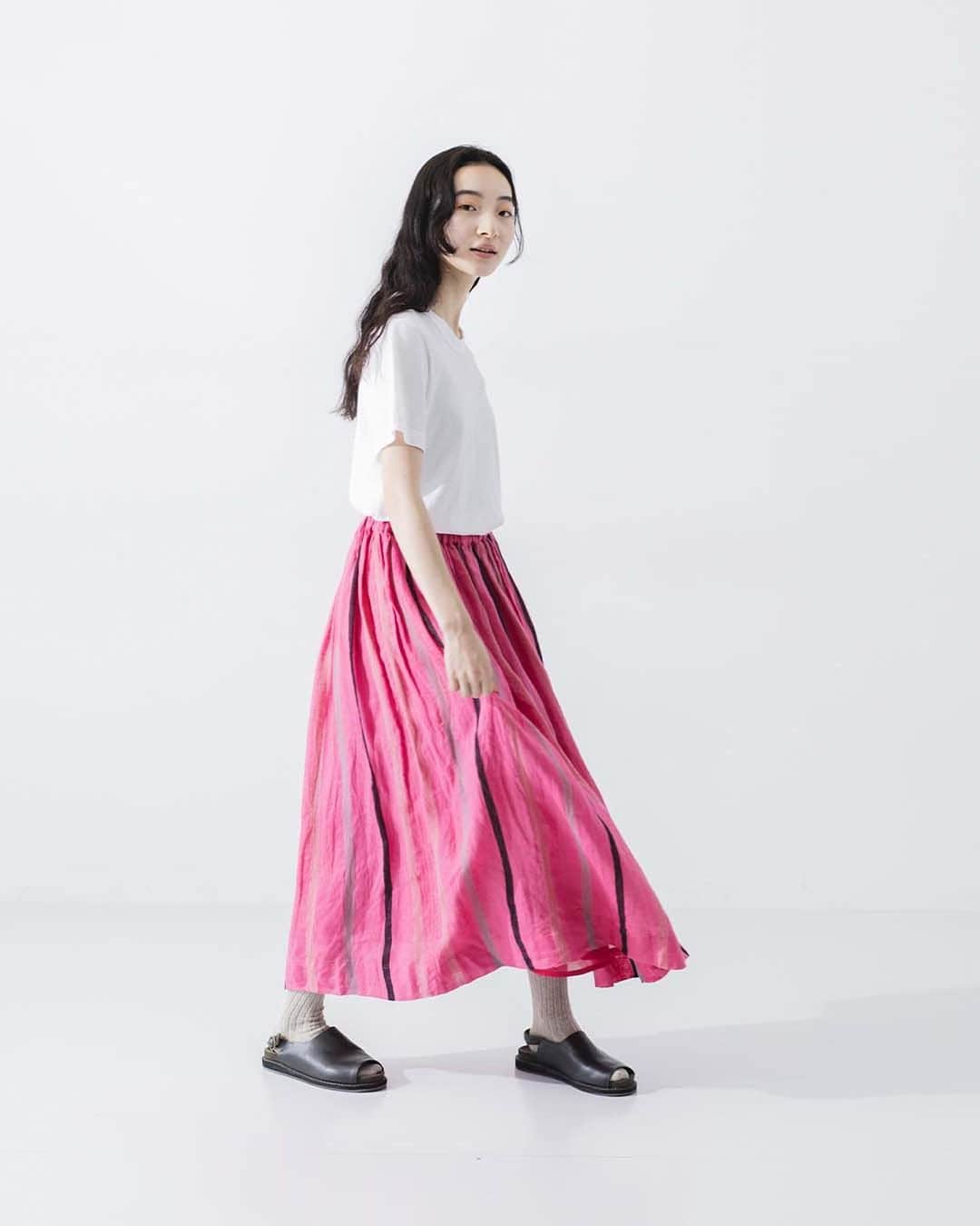 ナチュランさんのインスタグラム写真 - (ナチュランInstagram)「【 ICHI Antiquités 】初夏の装いを彩る、こだわり素材のリネンスカート  ・  素材の特徴を活かしたものづくりを続けている「 ICHI Antiquités 」より、 さらりとした触り心地と豊かな表情を持つ、2つのリネンスカートが届きました。 ラインごとに織りを変えた色鮮やかなドビーストライプ生地や、 職人の手で丁寧に染め上げた東炊きのグレンチェック生地など、 デザインだけでなく素材にもこだわった逸品をぜひご覧ください。  モデル身長：164cm  ----------------------------- 　ICHI Antiquites -----------------------------  ■グレンチェック東炊きスカート ¥19,800 [ 注文番号：ICH-3A78-3605-A ]  ■リネンドビーストライプスカート ¥19,800 [ 注文番号：ICH-3A78-3607-A ]  -----------------------------  ▶️商品詳細やお買い物は写真のタグをタップ またはプロフィール（@natulan_official）から 「ナチュラン」のサイトにアクセスして 注文番号や商品名を検索してみてくださいね。  #lifewear #fashion #natulan #今日のコーデ #コーディネート #ファッション #ナチュラル #ナチュラン #日々の暮らし #暮らしを楽しむ #シンプルライフ #シンプルコーデ #大人女子 #大人カジュアルコーデ #大人服 #リネン #リネンコーデ #スカート #天然素材の服 #イチアンティークス #ICHIAntiquites #natulan_official.」4月27日 12時03分 - natulan_official
