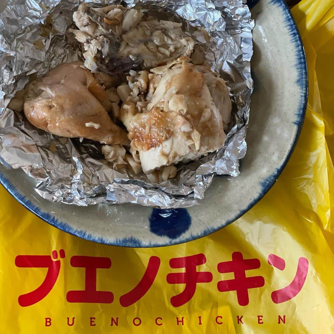 田中律子さんのインスタグラム写真 - (田中律子Instagram)「週末に東京からみんな遊びに来てくれて、我が家でBBQ🦐🥩🍺  風が強くてテラスで焼いて後は家の中で食べるスタイル🤣  今回は海鮮たっぷり、大好きな魚耕　@uoko_ec  からBBQセットをお取り寄せして炭火焼き🔥  カニ🦀エビ🦐ホタテ🐚お肉もいいけど、海鮮もホント美味しい❤️  恩納村のピザ屋さんENZO @okinawa_italian_pizzeriadaenzo  のオーナー坂口さん　@haruhikosakaguchi  が、マグロのカマと生牡蠣をたくさん持ってきてくれて、白ワインに色んな種類の生牡蠣も堪能🤍  はぁー、みなさまありがとうございました🙌🏼またいつでも帰ってきてねーーー🤩  #okinawa  #okinawalife  #beachlife  #bbq  #mysweethome  #海のある生活  #お取り寄せ  #魚耕」4月27日 12時04分 - ri2kotanaka
