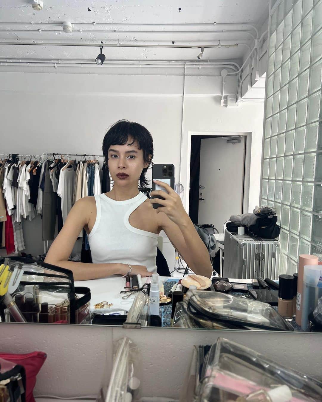 大屋夏南のインスタグラム：「Shooting day 🤳🏼 このヘアメイク好きだったな💫 普段はしなくてもいいし、いつもと同じでもいいんだけど、ちょっとするだけでも、ちょっと変えるだけでも気分が全然違うよね。  そしてその気持ちの変化が所作や言動にも影響したりする。  内と外、心と体、繋がってるよねー🪐」