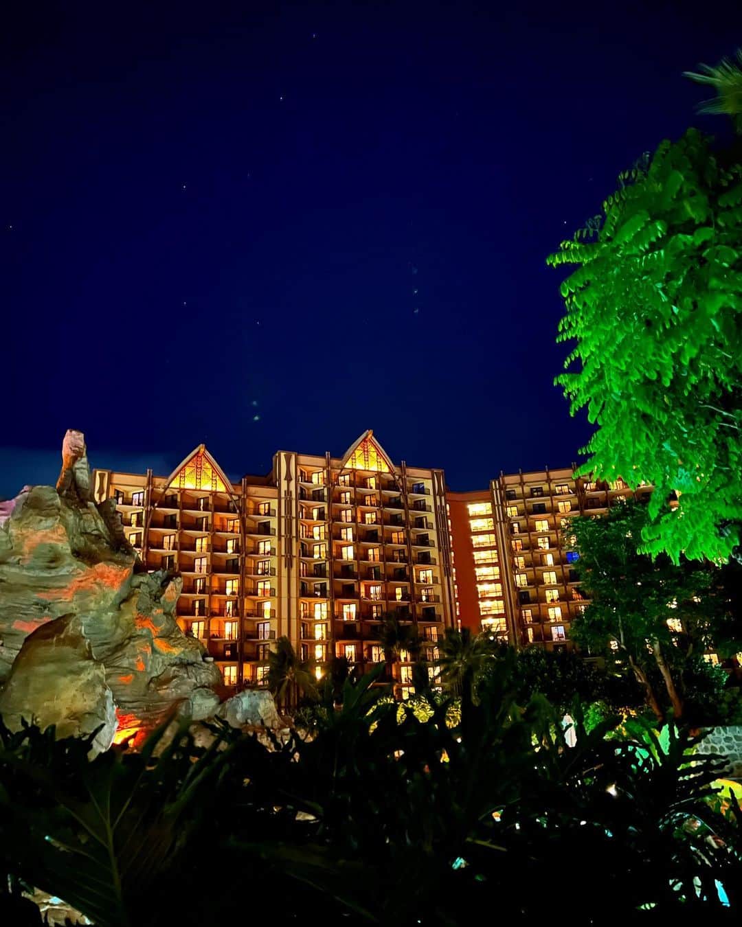shihoさんのインスタグラム写真 - (shihoInstagram)「🖤🌟🖤🌟🖤 ・ 📍Aulani, A Disney Resort & Spa ・ 昼間の表情とはまた変わり 夜は幻想的な素敵空間♡ ・ #hawaii#islandofoahu#oahu#ハワイ#trip #オアフ島#travel#loco_hawaii#travel_jp #funtorip#タビジョ#旅MUSE#genic_travel #genic_mag#たびねす#旅行#genic_hawaii #aulanidisney#ディズニー#hotel#aulani #aulanidisneyresort#disney#oahuhawaii  #tabijomap_hawaii#lealeahawaii#2023」4月27日 12時08分 - shiho.ga8