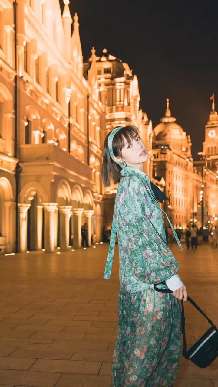 Elva Niのインスタグラム：「晚上的外灘份外迷人🌃 @gucci  #guccicosmos  #guccihongkong」