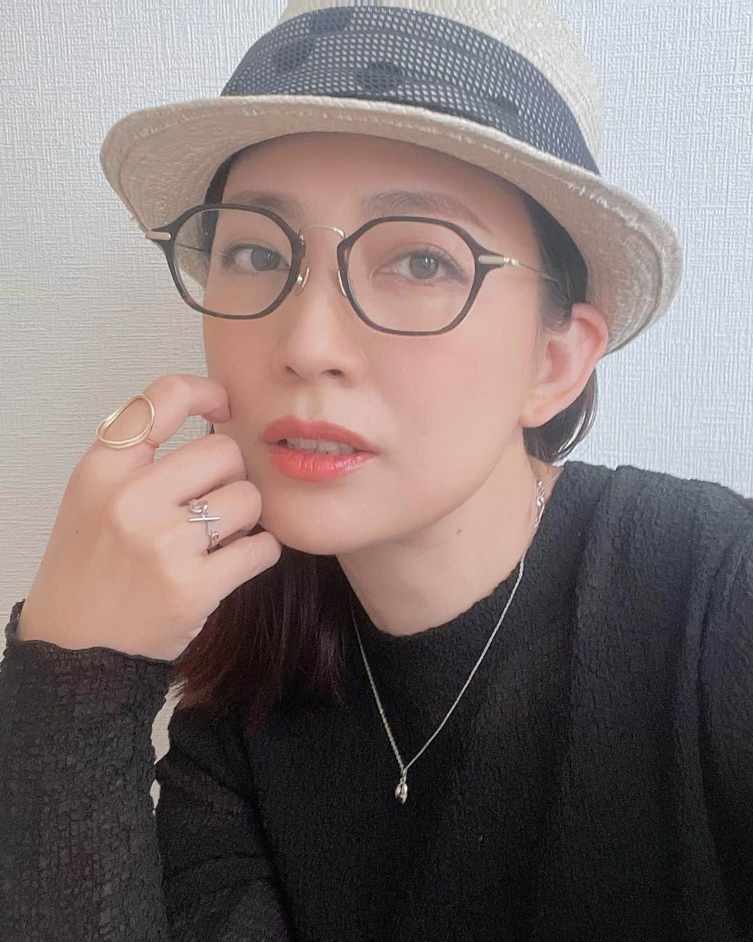 田中美里のインスタグラム：「オーダーしていた【h..】のアクセサリーが届いた。 ころんとしたフォルムが可愛いネックレス。 揺れるリングもお気に入り。  早速つけてお出かけ。  accessory @h_jewelry_official  eye wear @resee.official   hat @jin_no_beat_shite_cassie」