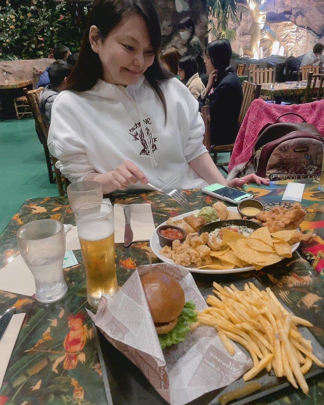 真境名ナツキさんのインスタグラム写真 - (真境名ナツキInstagram)「近況的な話し… 最近ADHDと診断され色々調べてADHDである事を理解して服薬してるのだけれど💊 本当に世界が変わる 頭の中に散らかってる色々な事が整理できてその時の優先度をちゃんとわかる感じ  プラス… 暴飲暴食をしなくなった（同時に食欲もほぼ無くなったw）  なるべく時間に余裕を持つように心がけて生きられてる（遅刻しなくなったとは言ってないw）  変化を受け入れられる気持ちになった  理不尽な怒りや悲しみに支配されにくくなった  後回しにする事が少なくなった  これくらいの変化なんだけど… 激変！180度変わった！ とかお薬キマッてラリラリラー♪ってわけではなくて15度とか大きくて20度くらいの変化！ でもその変化が私には大きな変化で…  大人になると変わる事って難しいってまわりの人達をみてると実感するし私自身も頑固だから変わる事を受け入れられなかった…  でも今は少しずつ変わっていく自分も受け入れる事ができてるし前の自分に比べて幸福度高いと感じる！ブスな自分も受け入れる事ができてるしwww  これからも自分自身とは付き合っていかないといけないし変わる事も変わらない事も全部まとめて受け入れて私らしくのんびりと生きていけたら幸せだなと思います♪  #adhd #transgender」4月27日 12時22分 - natsuki_maji_bubutado