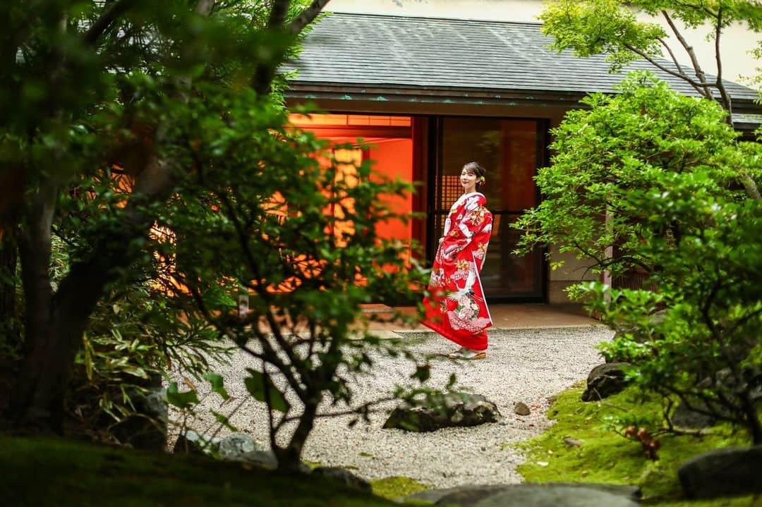 ホテルニューオータニ長岡wedding のインスタグラム：「ホテルの3Fにある日本庭園。 四季を感じることのできる、人気のフォトスポットです。  新緑や秋の紅葉シーズンもおすすめです！  －－－－－－－－－－－－－ 【2023年春のBIGフェア】 豪華試食×模擬挙式×3会場コーディネート見学 プレミアムウエディングフェア  《参加無料》 ※試食会のみご予約制  開催日：5月14日(日) 時間：11:00～16:00 ※詳しいスケジュールは公式サイトをご覧ください。  〔来館特典〕 実際に披露宴でご提供しているスパークリングワイン（1本）プレゼント  【ご予約・お問合せ】宴会予約（0258）37-1122 －－－－－－－－－－－－－  詳細はプロフィールのURLより公式サイトをご覧ください。  #ホテルニューオータニ長岡#ニューオータニ長岡#ニューオータニウエディング#ホテルウエディング#結婚式準備#式場探し#ウエディングフェア#大人婚#ホテル婚#ホテル挙式#披露宴#模擬挙式#和婚#和婚花嫁#神殿#白無垢#和婚#日本庭園#新潟プレ花嫁#プレ花嫁#卒花#新潟花嫁#長岡花嫁#長岡結婚式場#新潟結婚式場#新潟#長岡#wedding#hotelwedding#newotaniwedding」