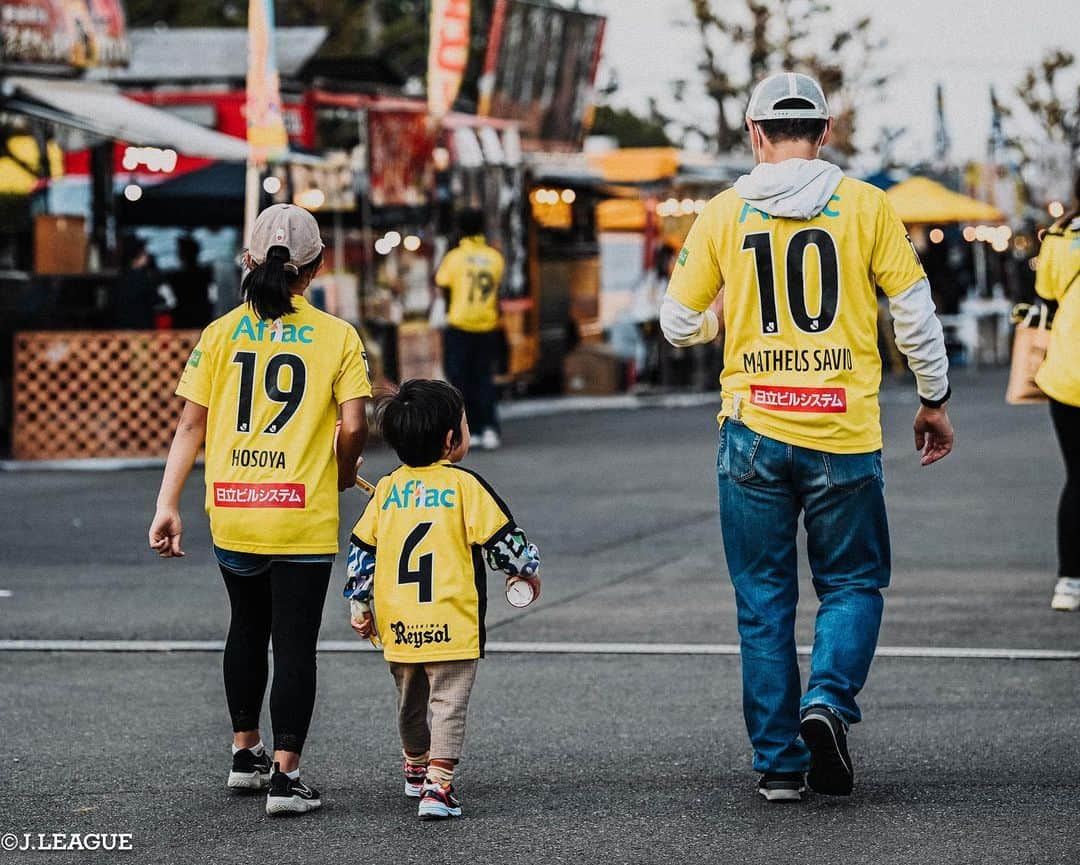 Ｊリーグさんのインスタグラム写真 - (ＪリーグInstagram)「もうすぐゴールデンウィークですね🤩✨  最近のスタジアムでのファン・サポーターの様子をお届けします❗️ ゴールデンウィークはぜひスタジアムへ💨⚽️  #名古屋グランパス #grampus #Vファーレン長崎 #vvaren #横浜FC #yokohamafc #ジェフユナイテッド千葉 #jefunited #ガンバ大阪 #gambaosaka #京都サンガFC #sanga #大宮アルディージャ #ardija #栃木SC	#tochigisc #柏レイソル	#reysol #鹿島アントラーズ #kashimaantlers  #サポコレ #Jリーグ #jleague #サッカー #soccer #football #Jリーグ開幕 #J30」4月27日 12時33分 - jleaguejp