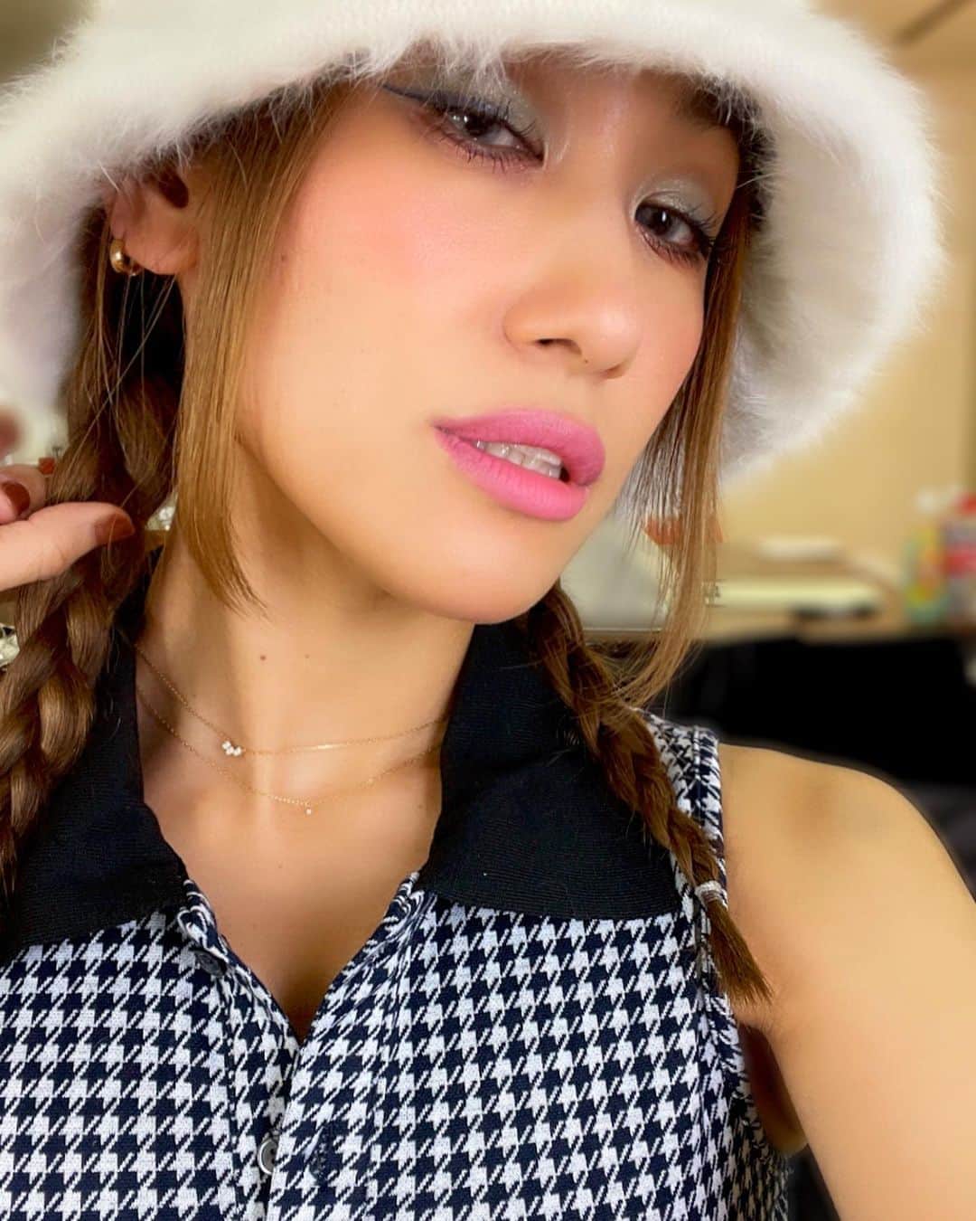 片桐舞子のインスタグラム：「Green and Pink Eye💚💗  MACの限定パレットは 久しぶりに一目惚れしちゃったやつです🫣  全部の色使いたくて 毎日色んな組み合わせで アイメイクしてる🎨👩🏽‍🎨  ステージメイクは派手派手なカラーを 心置きなく使えるから 南国の鳥みたいなカラーリングにしたよ🦜🌴  #maccosmetics #PEARLESCENCE #maceyeshadow #青みピンクリップ#カラーメイク #macコスメ#カラフルメイク#メイク好きさんと繋がりたい #派手顔#ヘイリービーバーになりたい」
