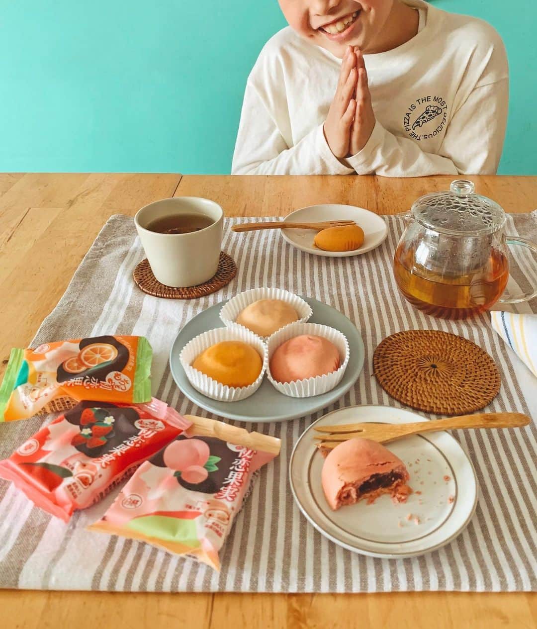のインスタグラム：「♡♡ ． 先日の、休日おやつ with 長男🍵🤝🥰 ． おいしいお菓子を持っとるよ〜♡と誘って お友達との待ち合わせの前に、ひと休憩🧁✌️😋 ． ． ◯◯くんと公園で基地作りしている🏕🌳とか、 トカゲのエサ探しが〜🦎とか、 脳内図のグラフが描きやすそうな話をあれこれしてくれて、 小4男子、おもろいわ〜❣️👏🤣笑 ． ． ． “完成までに2年かかった🧪👂”と 開発秘話を聞いて食べるのを楽しみにしていた、 中村屋の初恋果実🍑🥰 ↑ 果肉入りの餡✖️お餅入りのもちもちで新食感の和菓子🍡 ． ． 中身はこんな感じ🔍🐶 (3枚目) ． ． ． 手に持って食べても、 お餅がくっついたりべたつかないところもよかったし、 果実の甘酸っぱさ✖️新和菓子のときめきがイメージできるような 大正モダンなパッケージが可愛くて、 なんとかイラストを破らずに開けたい🥺❣️と奮闘してしまった💪😂♡ ． 個包装の食べ切りサイズで コンビニやスーパーで気軽に買えるので、 見かけたら是非食べてみてくださいね〜✌️😘 ． ． 子どもたちは🍊🍓、 わたしは🍑が好みでした👌🤤💘 ． ． ． ． ． ． ． ． ． ． ． ． ． ． ． ． ． ． ． #9歳 #7歳 #3歳 #三兄弟 の長男👦 ． #子育て #男の子ママ #こどものいる暮らし #初恋果実 #おうちおやつ #もちっと初恋果実 #新宿中村屋  #pr @nakamuraya_1901」
