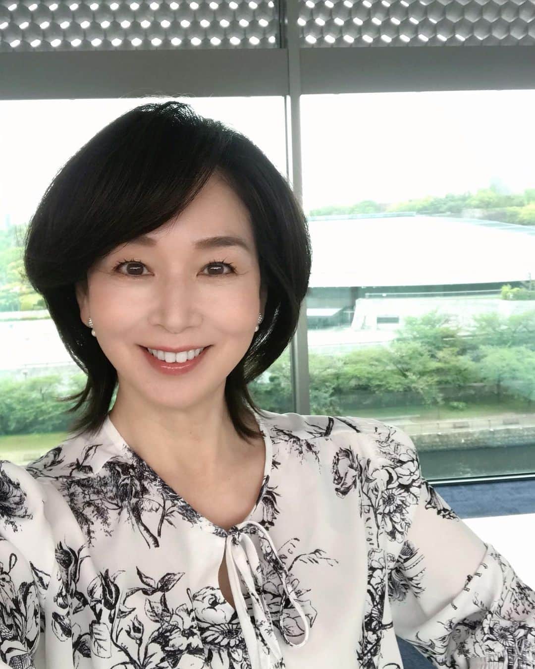 伊藤聡子のインスタグラム：「先週のミヤネ屋の衣装は白✖️花柄のワンピースでした😊 お茶にはマリオ❣️ 昔、徹夜してやりました😆 おまけ:淡路島のにゃん🐱 #ミヤネ屋#伊藤聡子」