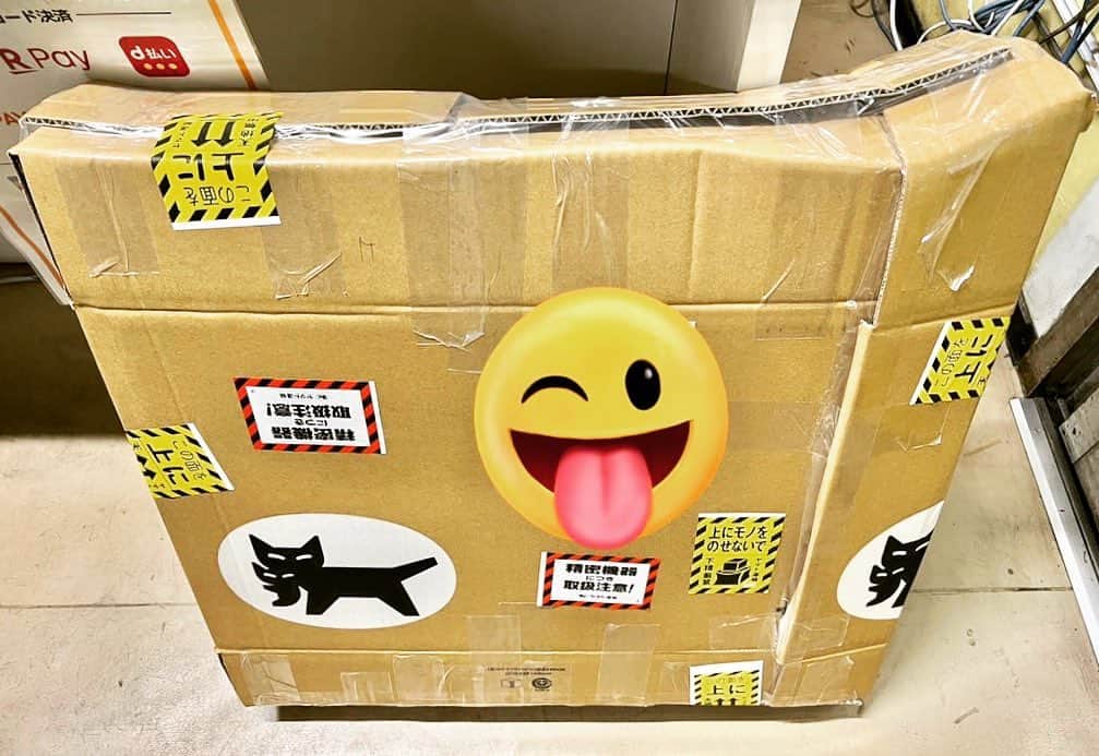 マシータのインスタグラム：「今週土曜の仙台公演（昼と夜の２回！）に向けてシンバルを発送してきました〜  シンバルセーフに入れてそのままヤマトに持って行ったら、熟練の受付のおばちゃんがカスタムしてこんな箱作ってくれた…  めっちゃ嬉しい😂おばちゃん大好きヤマト大好き😆  ハットとライド2つ入れたから昼夜で変えようか迷い中（笑）  #音楽 #ライブ #ミュージシャン #ドラム #ドラマー」