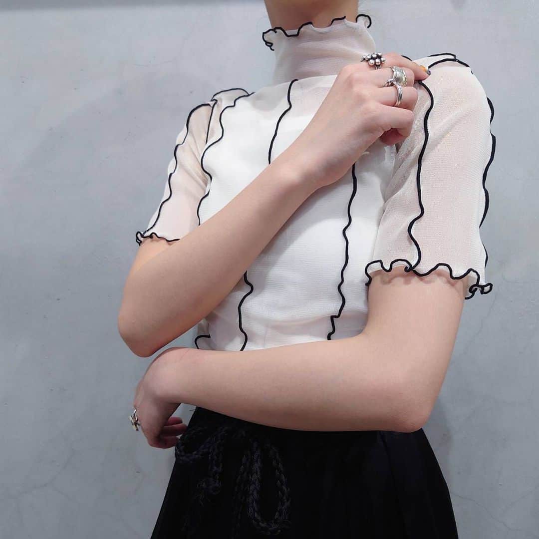 吉祥寺 古着屋 Orfeoのインスタグラム：「. ●Orfeo ORIGINAL Stitch Cutsewn  . . ステッチがポイントのオリジナルシアーカットソー Ivory×Red / Ivory×Black / Pattern×Black  #orfeo #kichijoji #tokyo #vintage #used #fashion #coordinate #outfit #オルフェオ #吉祥寺 #東京 #古着 #古着屋 #ヴィンテージ #レディース古着 #吉祥寺古着屋 #コーディネート  . . お問い合わせはインスタグラムのプロフィール掲載のメールアドレスにお願いいたします。コメント、DMでのお問い合わせは受け付けておりませんのでご了承ください。 店頭に出ていないONLINE SHOPの商品もご購入頂けます。気になる商品がございましたら店頭スタッフにお気軽にお声掛けください。」