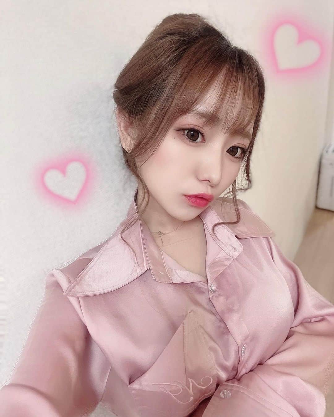 のインスタグラム：「. . 久しぶりにおだんごした日🍡 . ネックレス壊れて変になってる🥺 . . . #selfie #me #japan #girl #自撮り #お団子 #おだんごヘア  #おくれ毛  #まとめ髪 #大人女子 #大人メイク #アラサー女子  #アラサー独身女子 #お姉さん #あざと女子 #春メイク #ピンクシャツ #ピンクコーデ#instagood #likeforlikes #followme #フォロワー増やしたい」
