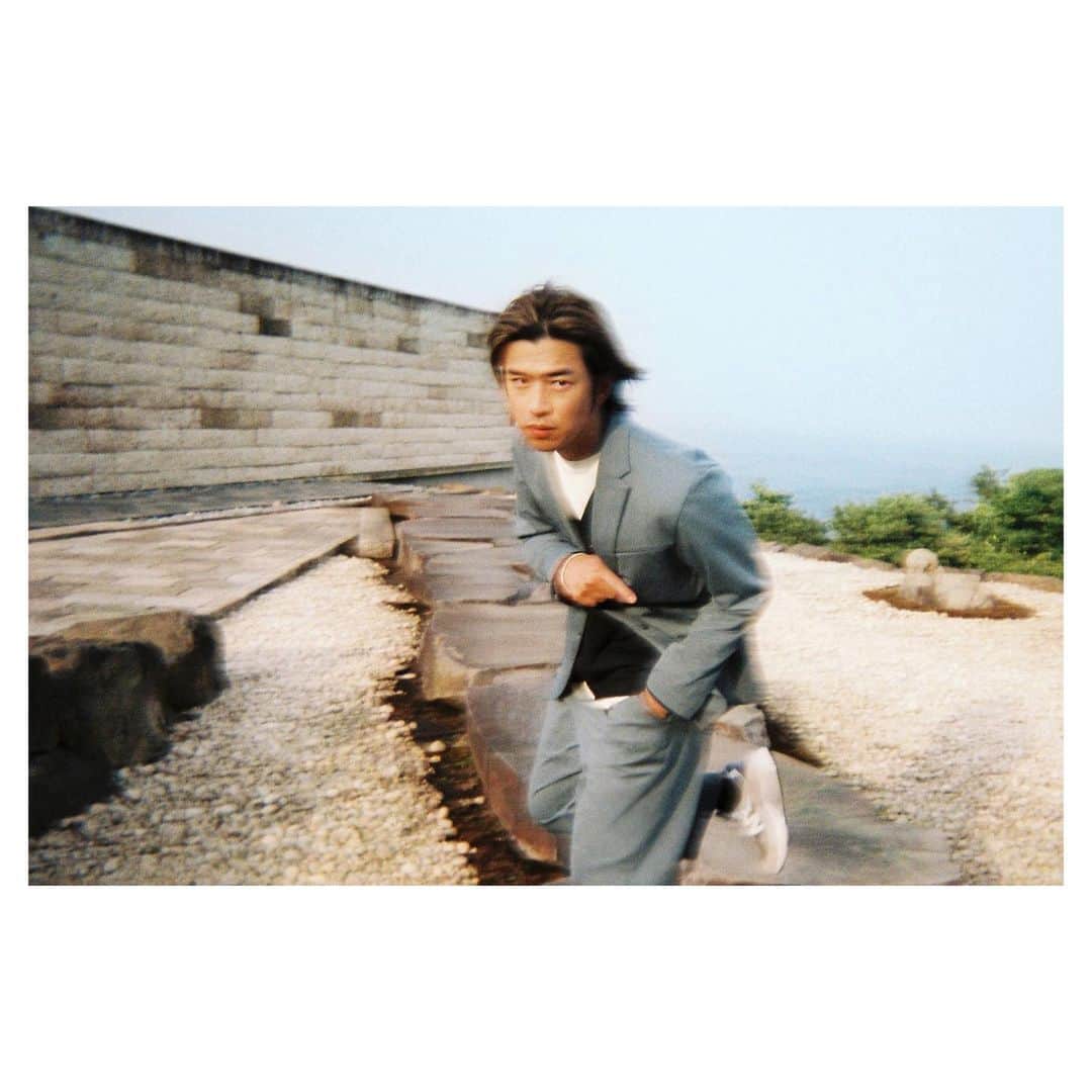 チェン・ボーリンのインスタグラム：「◻️#NBGrey  鏡頭裡的空氣、很奧山 📸  @yoshiyukiokuyama @newbalance #奥山由之 #NewBalance #MET24」