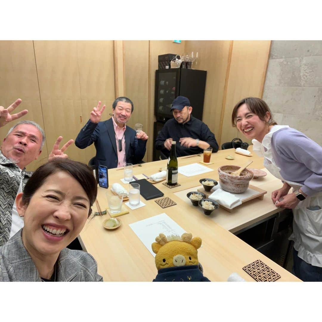 藤森香衣さんのインスタグラム写真 - (藤森香衣Instagram)「- 不思議なご縁✨  江口ともみちゃん & つまみ枝豆さん ご夫婦と @tomomin.eguchi  @tsumami.edamame  木村祐一 (キム兄)さん、  そして この前、アイロニーのお花見でご縁ができた カメラマンの ワタナベ アニさん @watanabeani  が 私が イベント的に女将をしている「月香」に ご来店下さいました😆  ともちゃんとは昔、一緒の事務所で 私が19歳ぐらいの頃から、お友達(ほぼ親戚のお姉さん)で ご夫婦に長年お世話になっています💕  先日、たけし軍団40周年の記念舞台に 私が行かれなかったので…😢 アイロニーのお花を贈りました。 (ともちゃんが宝塚 宙組の方のファンなので紫で💜)  枝豆さんと仲良しのキム兄さん、アニさんの会話が楽しすぎて しかも芸人さんお二人から、私が何をしても いじられる😂😂😂 (すごい貴重な時間！)  女将としては、まだまだなので精進します。  #和食 #紹介制  #六本木一丁目 #赤坂 #おばんざい #鮨四心  #楽しすぎた #ありがとうございました」4月27日 12時45分 - kaefujimori