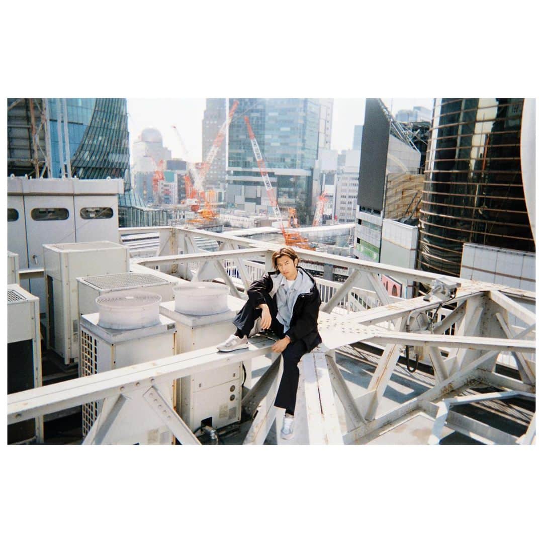 チェン・ボーリンのインスタグラム：「◻️#NBGrey   @yoshiyukiokuyama @newbalance #奥山由之 #NewBalance #MET24」