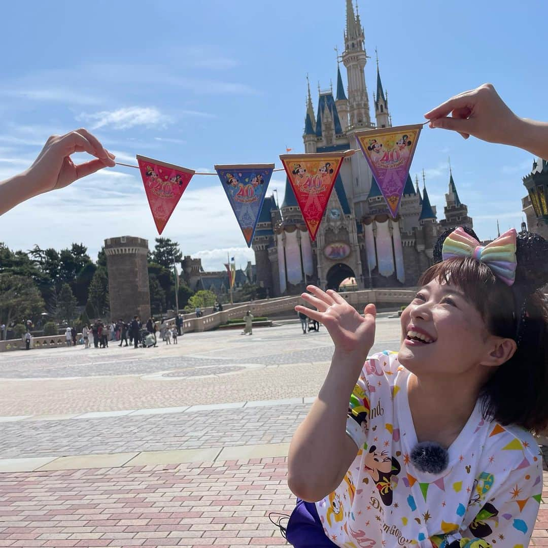 有田優理香さんのインスタグラム写真 - (有田優理香Instagram)「🌈  東京ディズニーリゾート40周年おめでとうございます🎉  小さい頃から大好きな、私の夢の国！ 長期休みの時は、父が新潟から車で運転して 連れて行ってくれました🚗 早朝着いて最前列で並んでたガチ勢の父、懐かしい😂  パーク内お祝いムード満載で🎪 装飾のガーランドが至る所にあって華やか🌈 仕事を忘れるくらい楽しい時間でした🥹  40周年の盛り上がりをリポートします！ ぜひきょうのテレビ派ご覧ください🐭  ちなみに、装飾「ガーランド」のアクセントは「ローランド」さんと一緒だそうです🕶  #東京ディズニーリゾート #ディズニーランド #ディズニーシー #ディズニーコーデ #ガーランド #広島テレビ #テレビ派 #ディレクターも楽しんでいました」4月27日 12時58分 - yurikaa0624