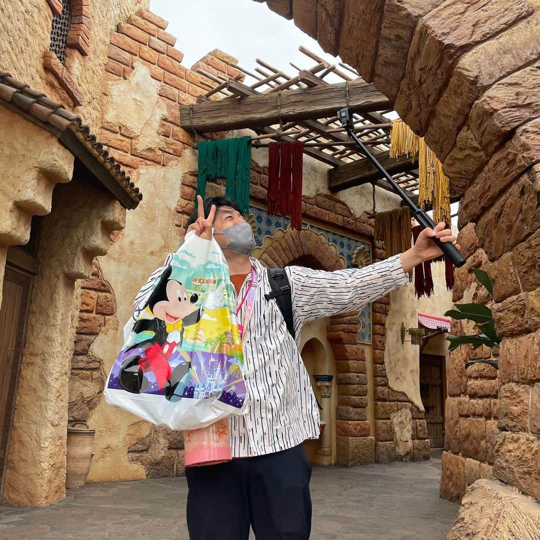 有田優理香さんのインスタグラム写真 - (有田優理香Instagram)「🌈  東京ディズニーリゾート40周年おめでとうございます🎉  小さい頃から大好きな、私の夢の国！ 長期休みの時は、父が新潟から車で運転して 連れて行ってくれました🚗 早朝着いて最前列で並んでたガチ勢の父、懐かしい😂  パーク内お祝いムード満載で🎪 装飾のガーランドが至る所にあって華やか🌈 仕事を忘れるくらい楽しい時間でした🥹  40周年の盛り上がりをリポートします！ ぜひきょうのテレビ派ご覧ください🐭  ちなみに、装飾「ガーランド」のアクセントは「ローランド」さんと一緒だそうです🕶  #東京ディズニーリゾート #ディズニーランド #ディズニーシー #ディズニーコーデ #ガーランド #広島テレビ #テレビ派 #ディレクターも楽しんでいました」4月27日 12時58分 - yurikaa0624