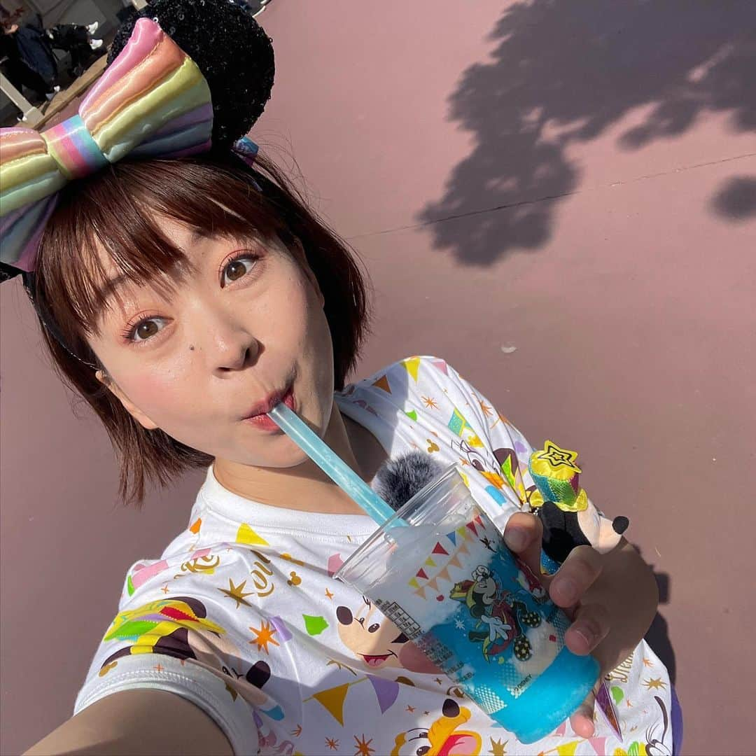 有田優理香さんのインスタグラム写真 - (有田優理香Instagram)「🌈  東京ディズニーリゾート40周年おめでとうございます🎉  小さい頃から大好きな、私の夢の国！ 長期休みの時は、父が新潟から車で運転して 連れて行ってくれました🚗 早朝着いて最前列で並んでたガチ勢の父、懐かしい😂  パーク内お祝いムード満載で🎪 装飾のガーランドが至る所にあって華やか🌈 仕事を忘れるくらい楽しい時間でした🥹  40周年の盛り上がりをリポートします！ ぜひきょうのテレビ派ご覧ください🐭  ちなみに、装飾「ガーランド」のアクセントは「ローランド」さんと一緒だそうです🕶  #東京ディズニーリゾート #ディズニーランド #ディズニーシー #ディズニーコーデ #ガーランド #広島テレビ #テレビ派 #ディレクターも楽しんでいました」4月27日 12時58分 - yurikaa0624