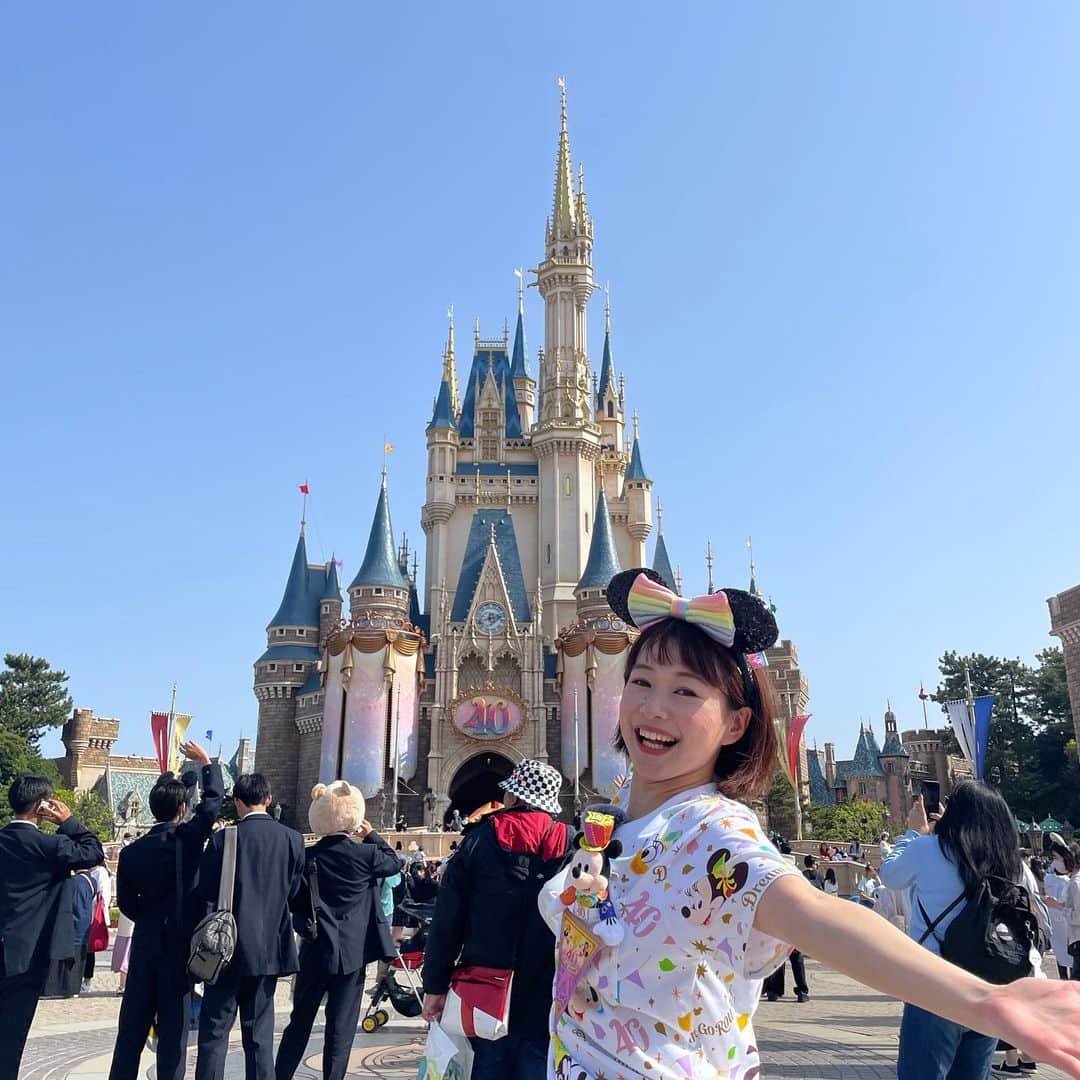 有田優理香のインスタグラム：「🌈  東京ディズニーリゾート40周年おめでとうございます🎉  小さい頃から大好きな、私の夢の国！ 長期休みの時は、父が新潟から車で運転して 連れて行ってくれました🚗 早朝着いて最前列で並んでたガチ勢の父、懐かしい😂  パーク内お祝いムード満載で🎪 装飾のガーランドが至る所にあって華やか🌈 仕事を忘れるくらい楽しい時間でした🥹  40周年の盛り上がりをリポートします！ ぜひきょうのテレビ派ご覧ください🐭  ちなみに、装飾「ガーランド」のアクセントは「ローランド」さんと一緒だそうです🕶  #東京ディズニーリゾート #ディズニーランド #ディズニーシー #ディズニーコーデ #ガーランド #広島テレビ #テレビ派 #ディレクターも楽しんでいました」