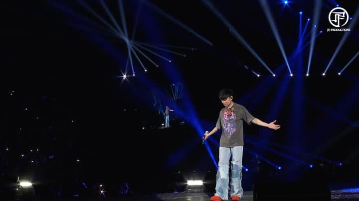 林俊傑のインスタグラム：「林俊傑 JJ Lin《JJ20世界巡迴演唱會》 巴黎站 全球首唱新專輯《重拾_快樂》的主打歌《孤獨娛樂》！  Performing my new song “Happily, Painfully After” for the first time at JJ20 World Tour Paris!  《孤獨娛樂》Happily, Painfully After  詞：易家揚 曲：林俊傑 編曲: 吳慶隆   Lyrics: Kevin Yi  Composer: JJ Lin Arrangement:  Goh Kheng Long   #roadtoJJ20  #JJ20WorldTour #林俊傑新專輯重拾快樂 #HappilyPainfullyAfter #林俊傑孤獨娛樂」