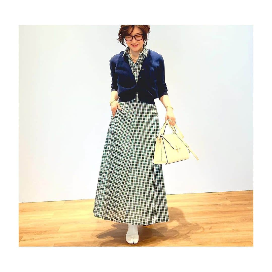 室井由美子さんのインスタグラム写真 - (室井由美子Instagram)「3月にオーダーした @libertyjapan のセットUPが手元に届き、いよいよ初おろし。ノースリーブなのでクロップド丈カーデを羽織ると丁度いい感じです。久々に 昔母から譲られたパールネックレスも。 ・ #なんだかんだ永遠のトラッド派 #liberty #libertylondon #libertyfabric  #demylee #cardigan #valextra #bag #shoes #maisonmargiela  #glasses #uniqlo #fashion #ootd」4月27日 12時51分 - yumikomuroi