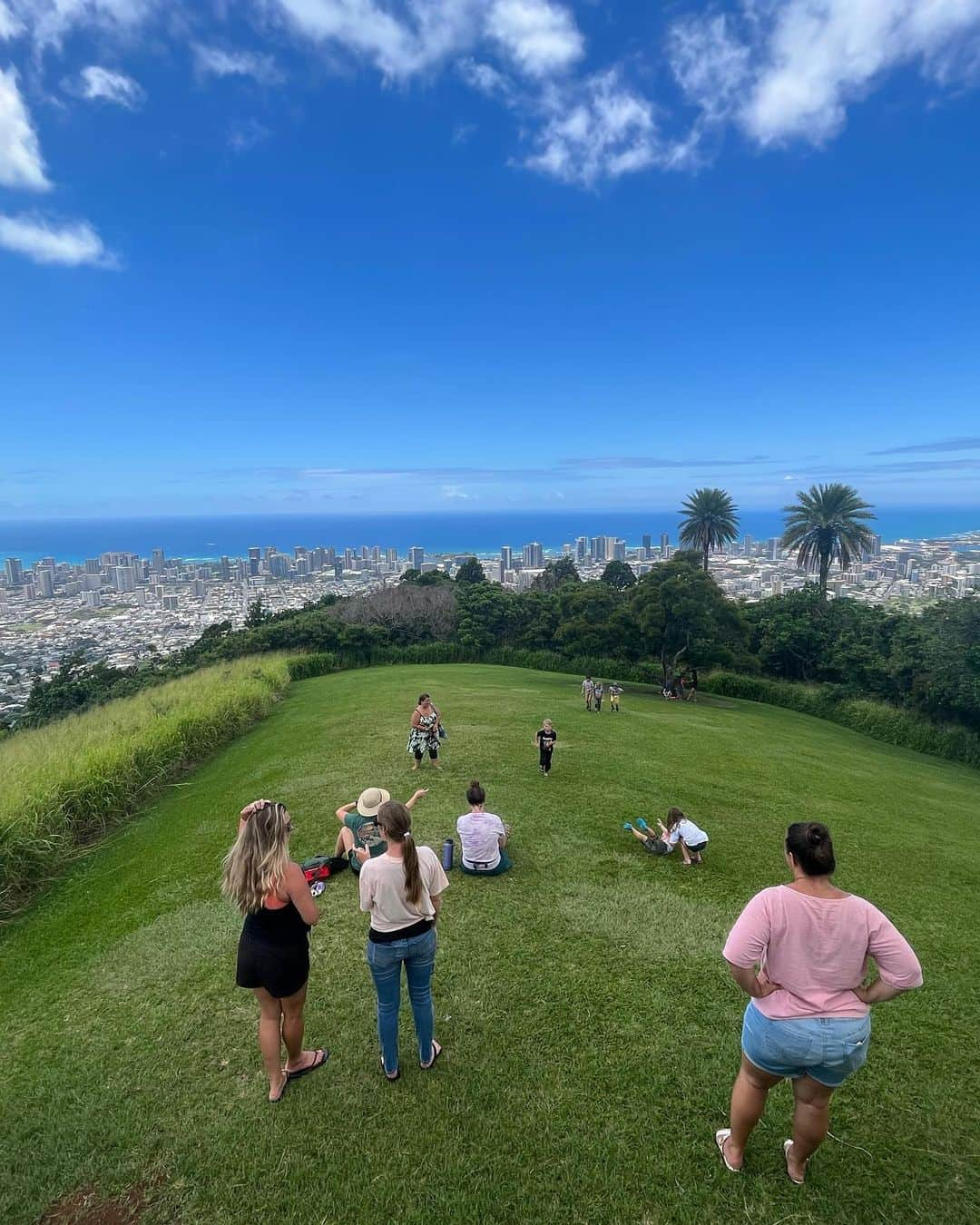 足立かりんさんのインスタグラム写真 - (足立かりんInstagram)「Hawaii🌺 #空港着いて15分後にはこれ #ハワイを一望できる絶景スポット #夜景もイイけど昼間がオススメらしー #目の前の芝生が保育園状態 #可愛いと綺麗の大渋滞 #ついに戻ってきましたHawaii #やっぱり最高よ？ #旅猿娘inHawaii2023 #4泊6日の旅  #hawaii#女子旅#旅猿娘#hawaiitrip」4月27日 12時52分 - karinadachi