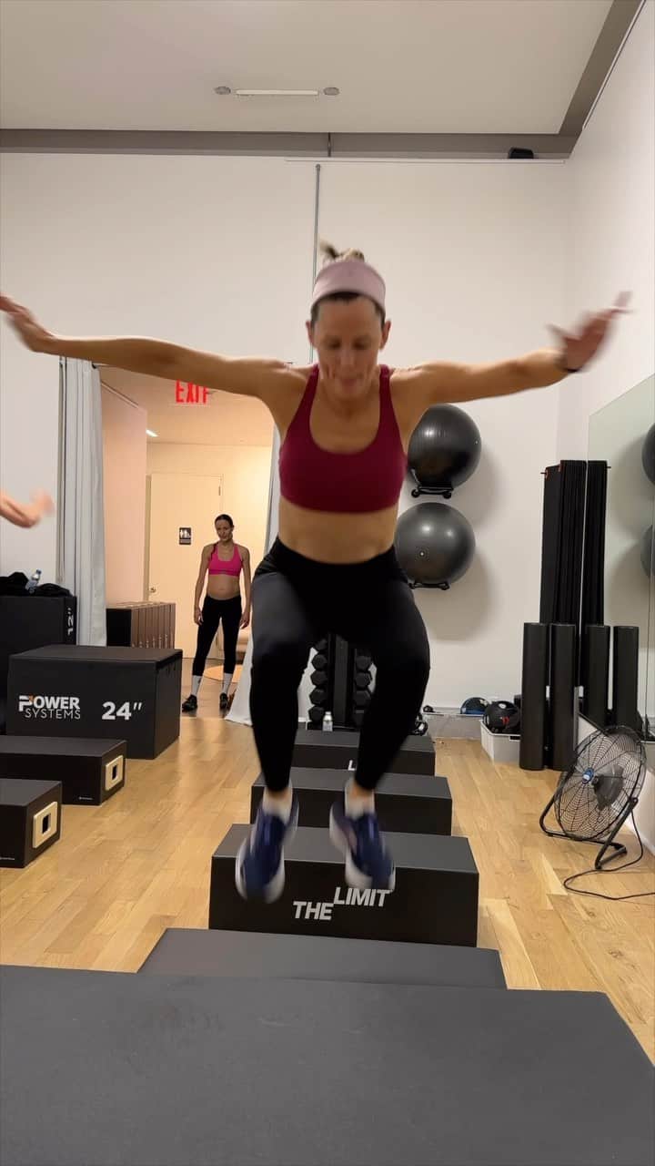 ジェニファー・ガーナーのインスタグラム：「Update: pregnancy hasn’t tamed @bethjnicely. 😬😈🥵 Happy birthday, Beth, we love waking up with you!  Congratulations on 🤰🏻 and on 💪—your beautiful new @thelimitfit studio at 606 W. 26th Street, Chelsea NYC. ♥️ How can you be so lethal and so lovable at the same time? ♥️」