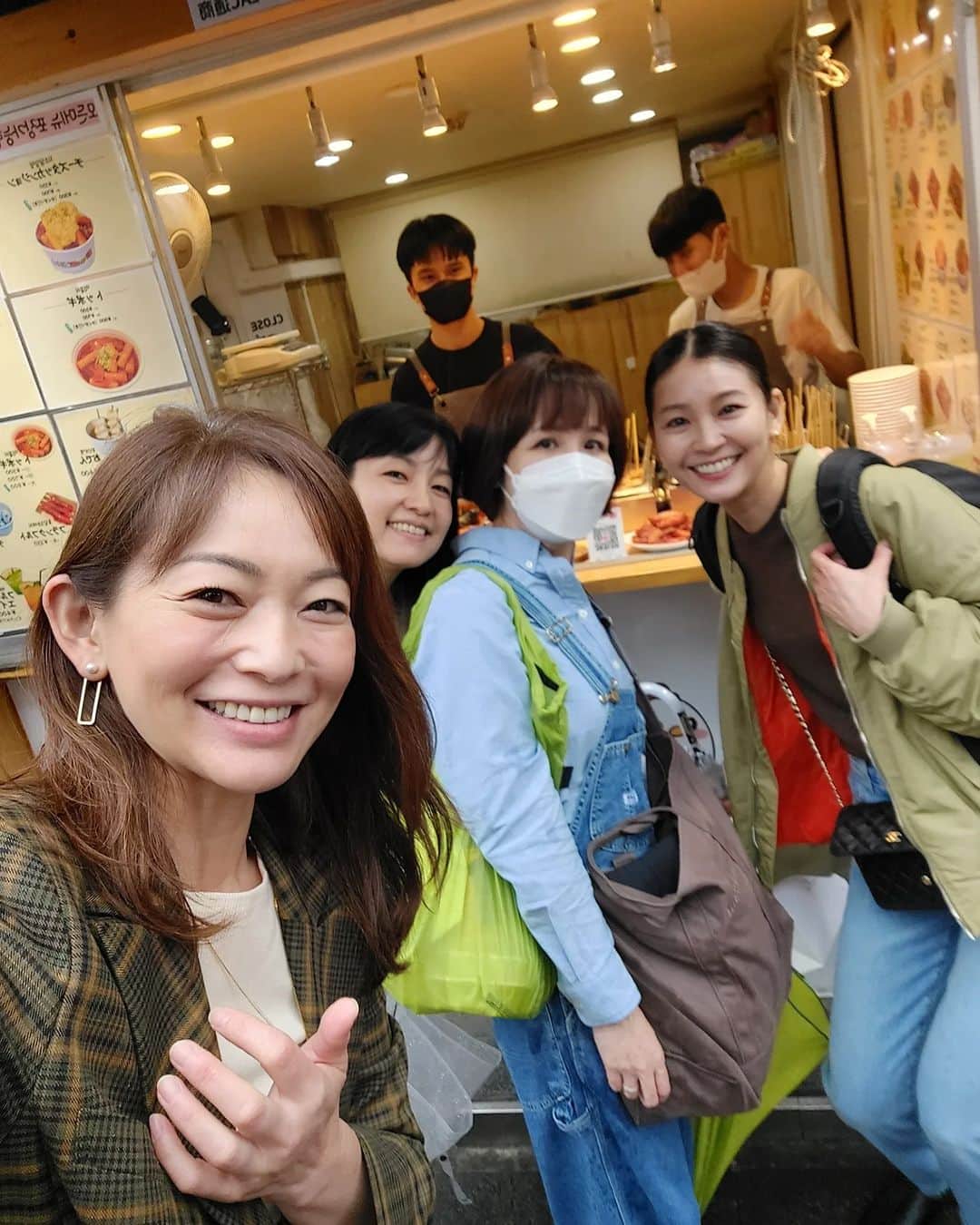 のインスタグラム：「みんなで新大久保ツアー😆  @norihey924 @nao_nao310 @popo20020613   まずは、立ち食いおでんから🍢🤣  昨日は、雨で肌寒かったからあったまる～‼️  そして、ランチは@myeongdong2022  美味しかった～💕  まだまだ食べる😋  ラストは、フィナンシェやらアフォガートやら🤣  楽しすぎた❤  また来月も行く予定😁  #新大久保 #食べまくり～ #ママ #ママモデル #モデル #mama #mamamodel #model」