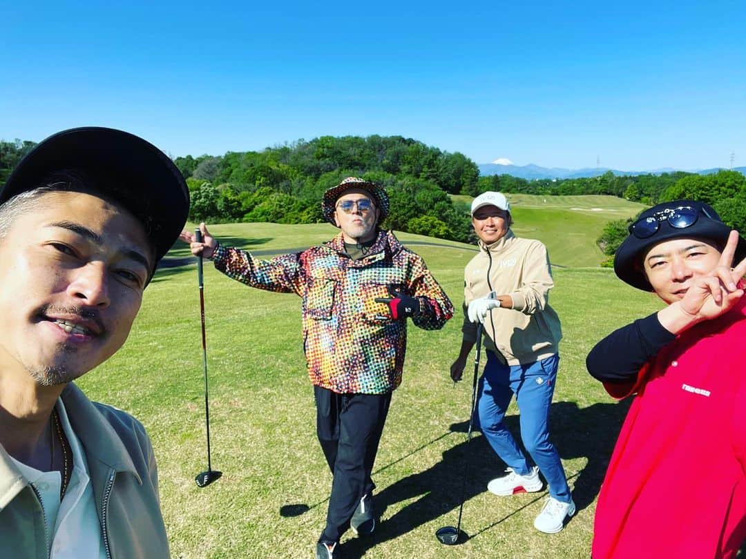 窪塚洋介のインスタグラム：「6,7ヶ月ぶりの🏌️ベスト更新で ごさいますっ✨  今年入って16回、1度も100切れずだったけどやっとこデタ〜🥺17回目の正直。  Callaway"PARADYM"とパスポートを持って臨んだ、 "多摩ヒルズゴルフコース⛳️" 初体験の富士山の見えるカリフォルニアにて、 ⚪️93 !!!  3打更新🤗でやっ」