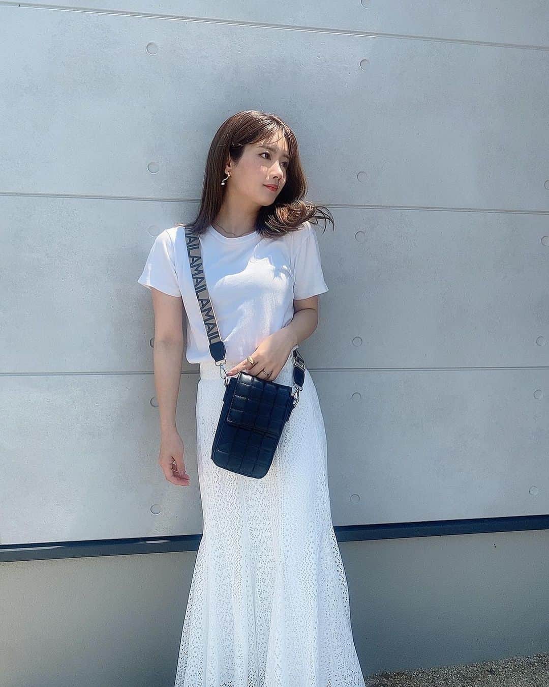 畠中清羅 のインスタグラム：「_  今日はパパがお休みで子供達が 幼稚園&保育園に行ってる間 ラーメンデート🍜笑  最近ラーメンにハマってる☺️  もうすっかり暖かくてTシャツでも 全然寒くない♡嬉しいっ！  @amail_official のショルダーバッグが ちょうどいいサイズで万能すぎる✌️  #今日の服#tシャツコーデ#ママコーデ#ホワイトコーデ#大人カジュアル」